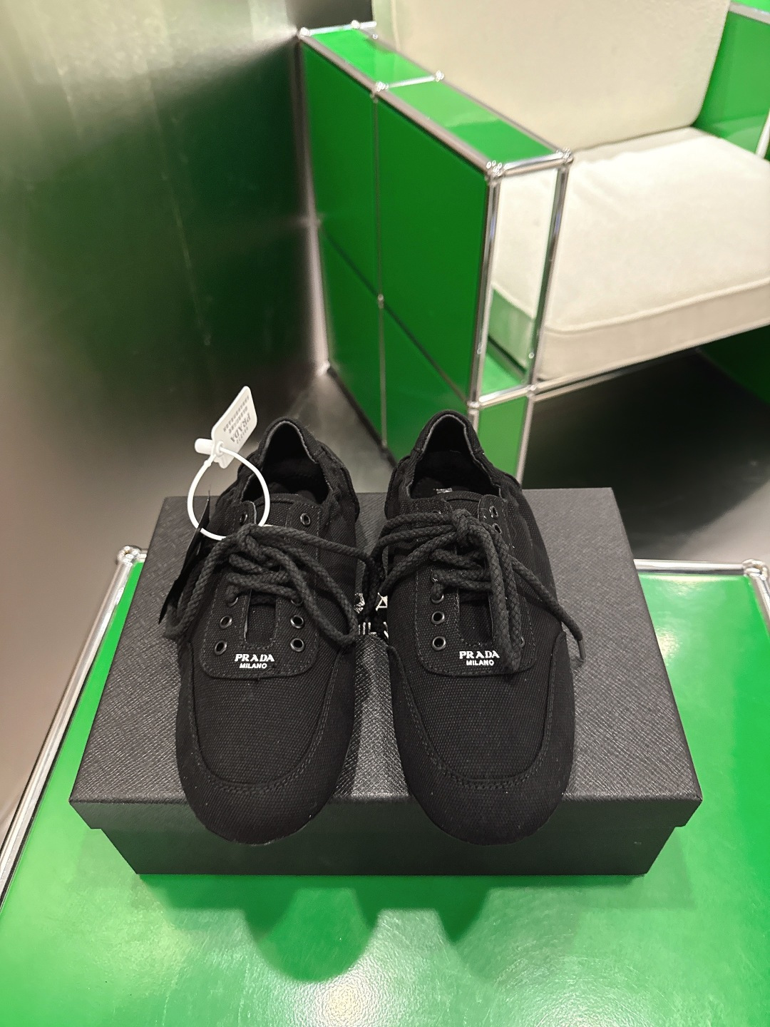 NO:722605,(k023) Prada Prada’s new lace-up casual shoes, ballet shoes, moral training shoes, low-key luxury slip-ons, the best choice for the rich!  The soft rubber sole is known as the feeling of stepping on clouds ~ 100% comfort. The upper is made of delicate material, and the shoe shape is full of wrapping, soft and textured!  Full of high-end feel!  Original hardware buckle Upper Original washed denim Lining Sheepskin + cloth Sole TPU non-slip outsole Size 35-39 (40.41 customization is not returnable), casual shoes/sports shoes, prada, prada, sneakers, sheepskin19860909（k023)Prada 普拉达新款系带扣休闲鞋芭蕾舞鞋 德训鞋 低调奢华懒人鞋,富人的不二选择！ 软胶底素有踩云感之称～舒适度百分百 细腻材质鞋面,鞋型包裹感十足,柔和而有质感！高级感满满！原版五金扣 鞋面 原版水洗牛仔布 内里 羊皮+布 鞋底tpu防滑大底 Size 35-39（40.41定制不退换）,休闲鞋/运动鞋,prada,prada,sneakers,sheepskin,Women's Shoes