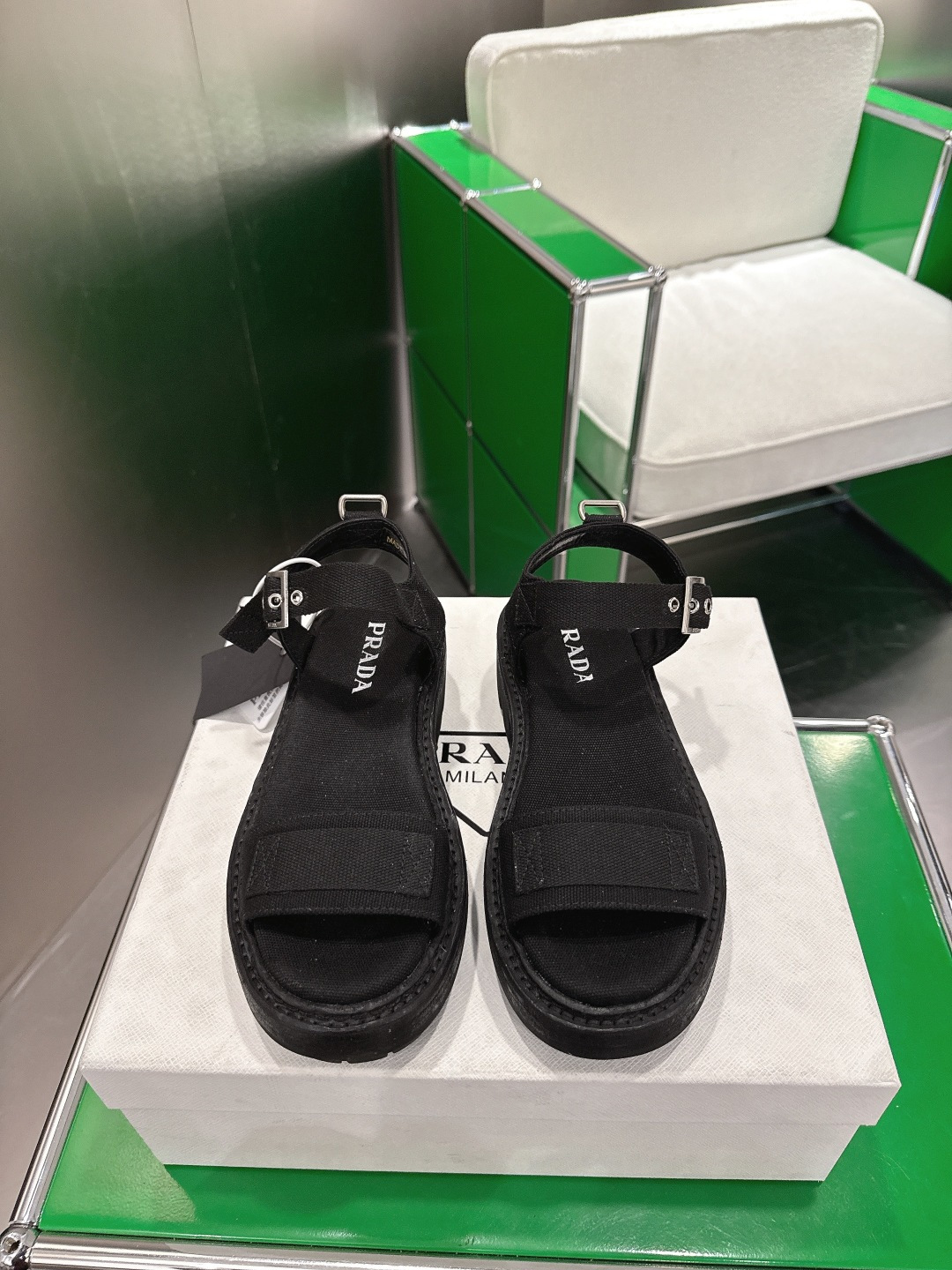 NO:725098,(k023)Prada 2026 new retro thick-soled cross-strap canvas thick-soled sandals Prada 2026 latest sandals pig cage shoes make the whole pair of shoes light and comfortable. Bright colors satisfy various choices for fashionable people with different styles!  Each pair of Mary Jane loafers with the iconic metal triangle mark and color polishing process is unique and matched with an antique style, and every design element is fashionable!  Fabric imported canvas lining sheepskin thick sole original genuine leather washed process outsole size 35-39 (40.41 customized non-returnable and non-exchangeable), sandals, prada, prada, loafers, sandals, mary jane, sheepskin19860909（k023)Prada 普拉达 2026新款 复古厚底交叉带帆布厚底凉鞋  普拉达2026 最新款凉鞋猪笼鞋让整双鞋轻便舒适 鲜艳色彩 满足不同风格时髦人士的多种选择！标志性金属三角标玛丽珍乐福鞋擦色工艺每一双都是独一无二搭配古造型,每一个设计元素都踩在时髦点上！ 面料进口帆布内里羊皮 底厚原版真皮水洗工艺大底码数35-39（40.41定制不退不换）,凉鞋,prada,prada,loafers,sandals,mary jane,sheepskin,Women's Shoes