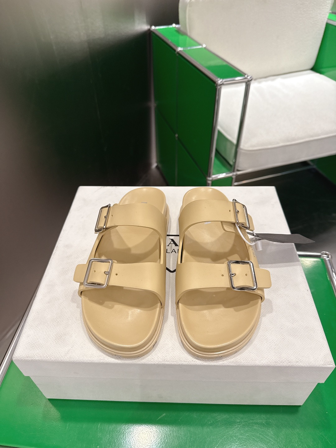 NO:725094,Prada 26Ss spring and summer new double-strap buckle cool thick-soled casual beach shoes. This model uses a buckle design, which cleverly combines sports-style details with the soft and delicate texture of the leather. It is equipped with a metal buckle and a comfortable rubber sole, decorated with the iconic enameled triangle metal logo. The upper is cowhide, the lining is sheepskin, and the sole is molded rubber foam outsole.  Size 35-39 (40.41 customized, non-refundable), slippers, prada, slippers, cowhide, sheepskin19860909Prada 26Ss春夏新款双带搭扣凉厚底休闲沙滩鞋 这款采用搭扣设计,将运动风细节与皮面柔软精致的质感巧妙融合.搭配金属扣和舒适的橡胶鞋底,饰以标志性的涂珐琅三角形金属徽标. 鞋面牛皮 内里垫脚羊皮 鞋底开模橡胶发泡大底 码数35-39（40.41定做不退换）,拖鞋,prada,slippers,cowhide,sheepskin,Women's Shoes