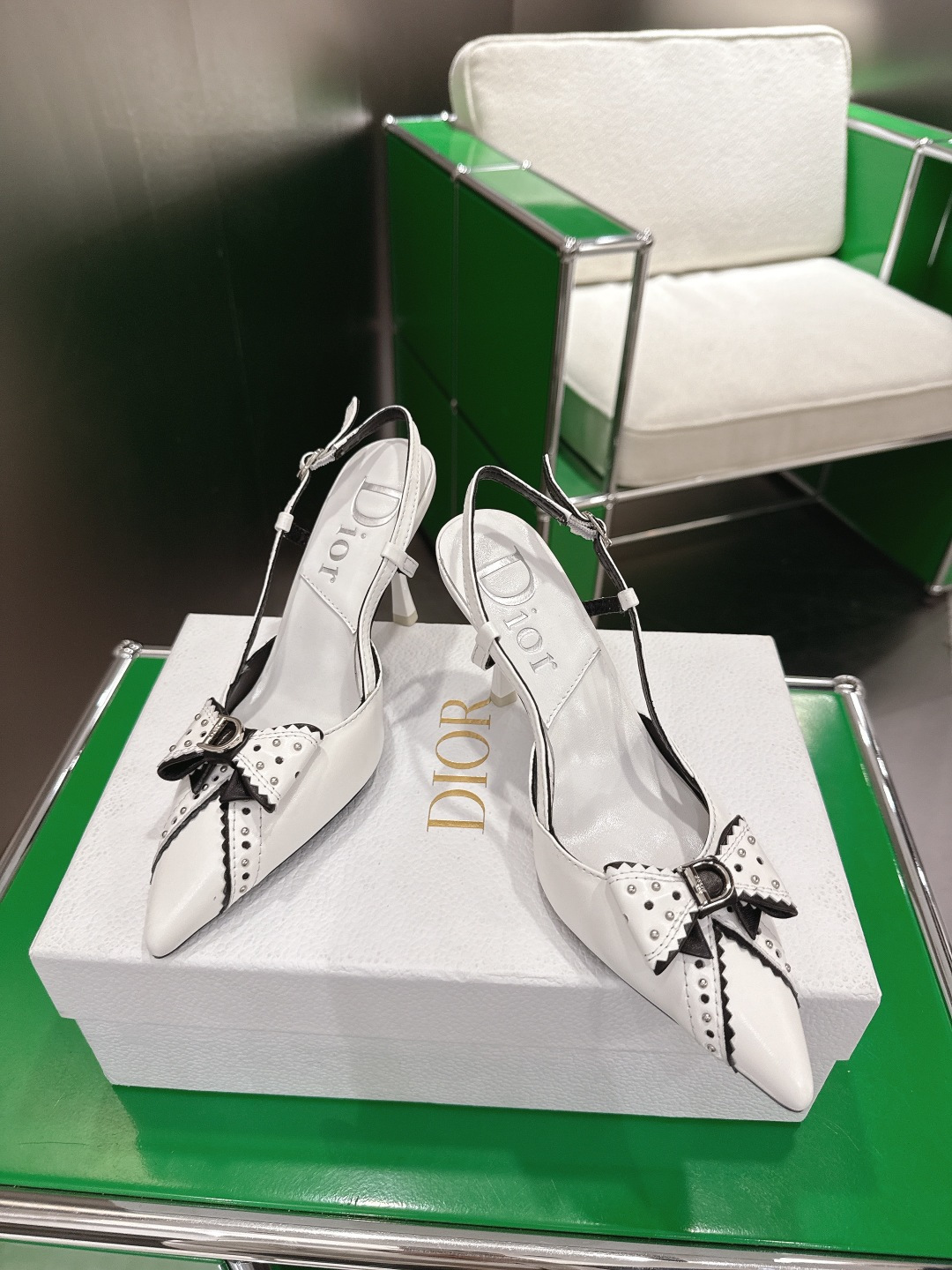 Dior 迪奥 26ss春夏新款中古风D字母扣铆钉蝴蝶结高跟凉拖鞋