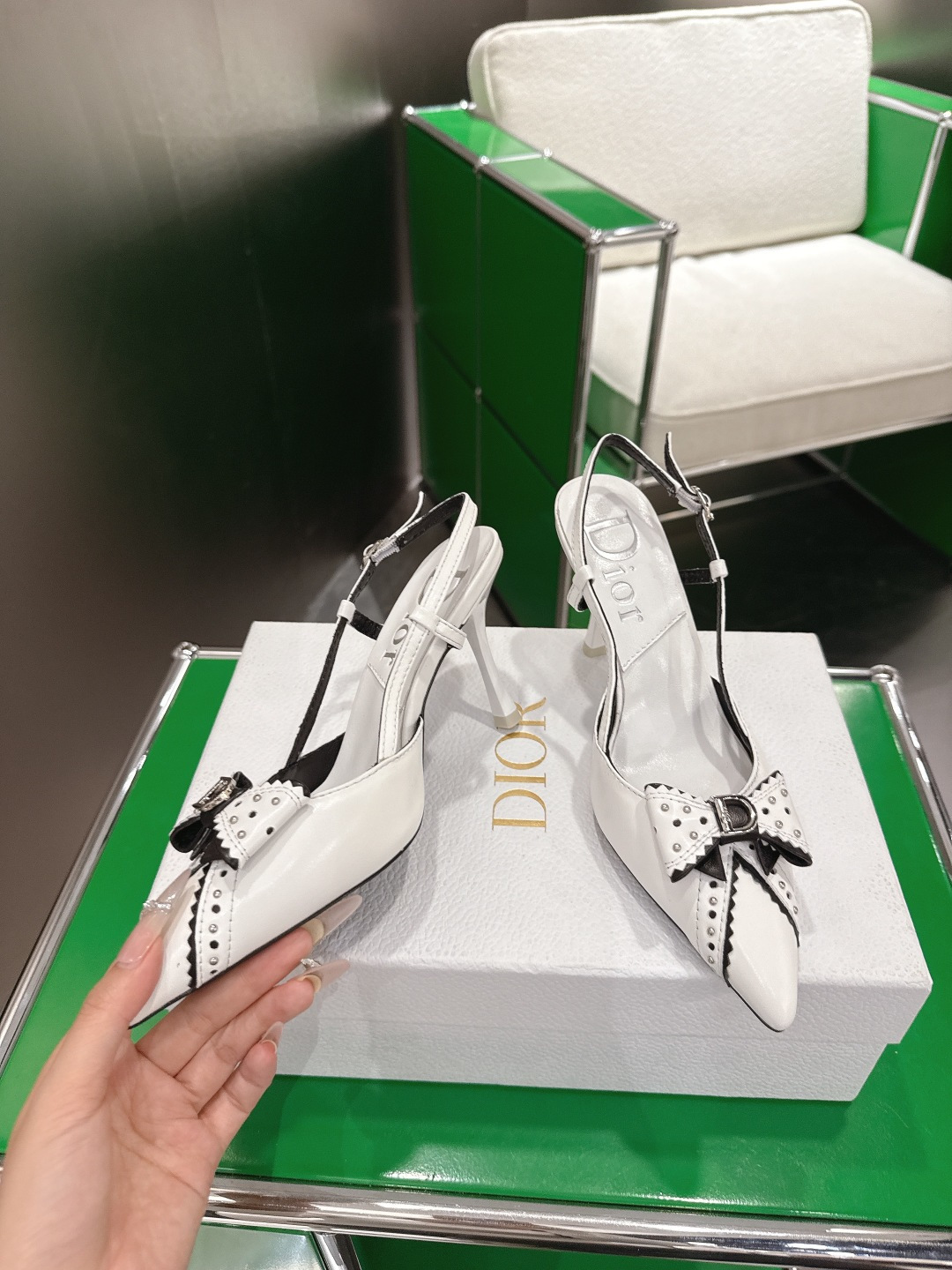 Dior 迪奥 26ss春夏新款中古风D字母扣铆钉蝴蝶结高跟凉拖鞋