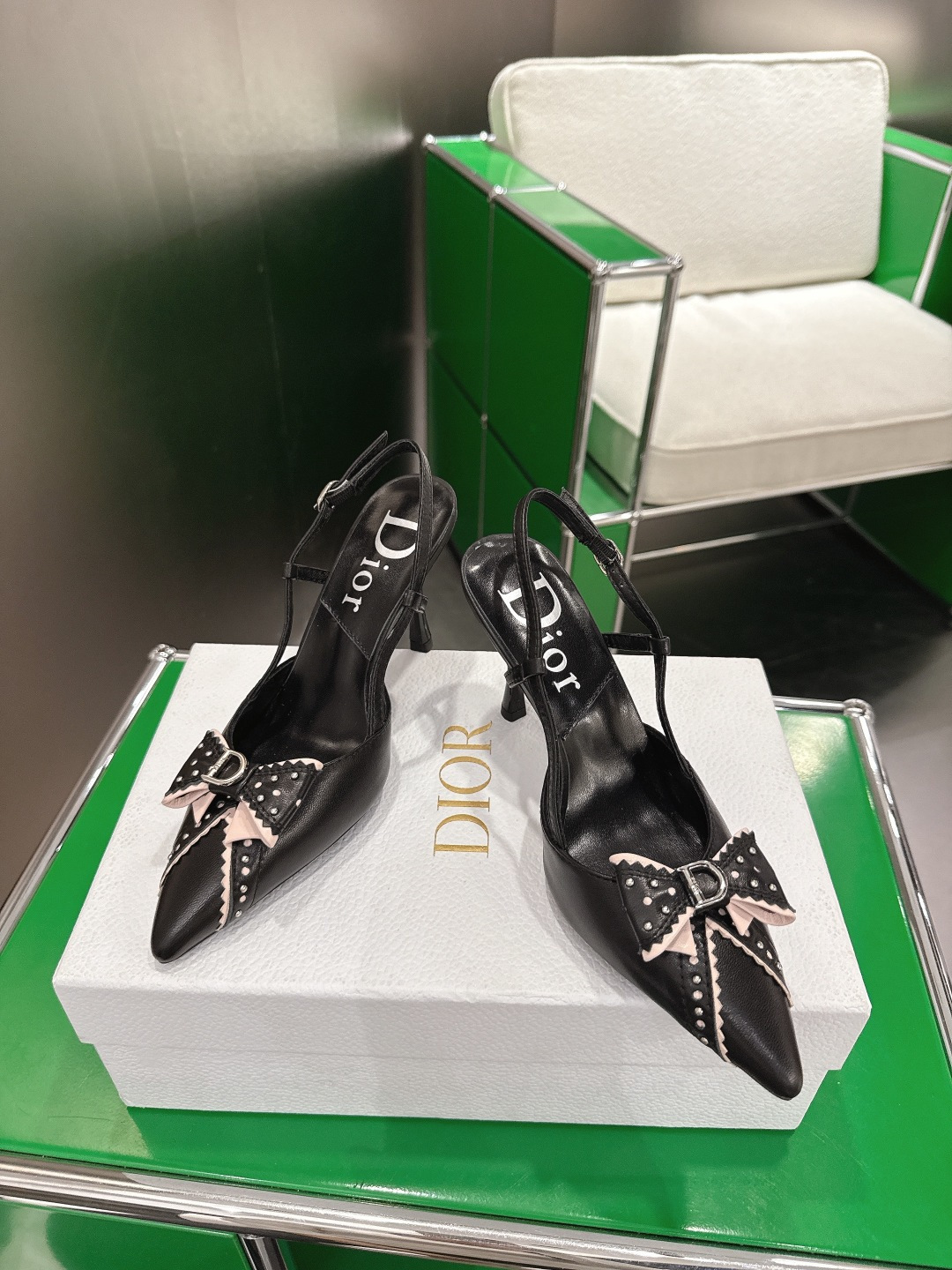 Dior 迪奥 26ss春夏新款中古风D字母扣铆钉蝴蝶结高跟凉拖鞋