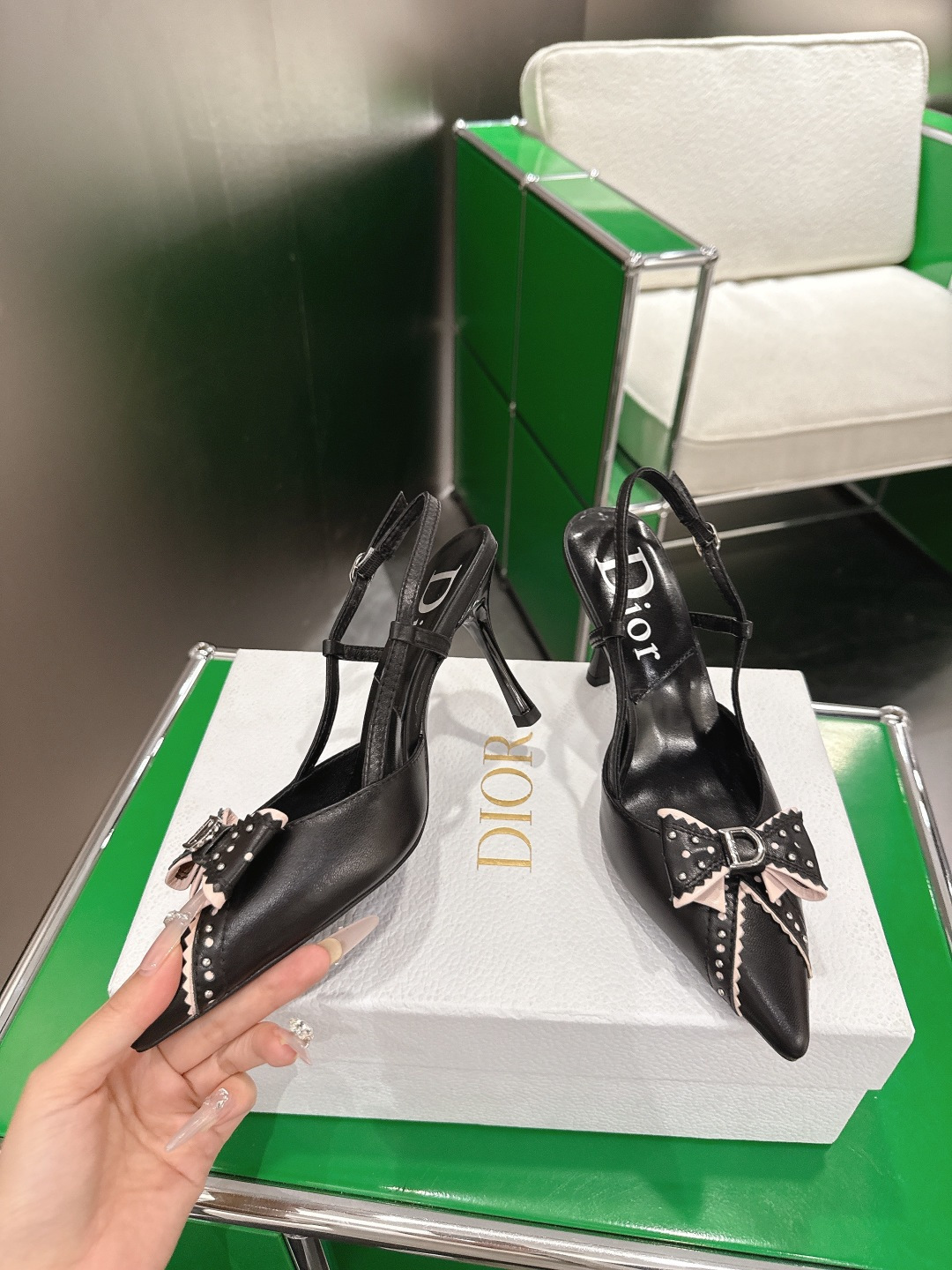 Dior 迪奥 26ss春夏新款中古风D字母扣铆钉蝴蝶结高跟凉拖鞋