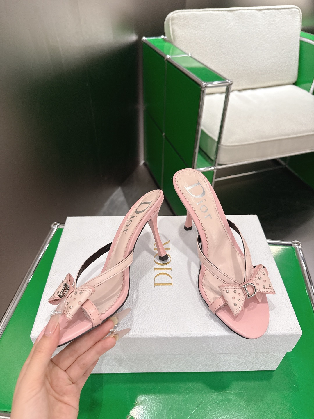 Dior 迪奥 26ss春夏新款中古风D字母扣铆钉蝴蝶结高跟凉拖鞋