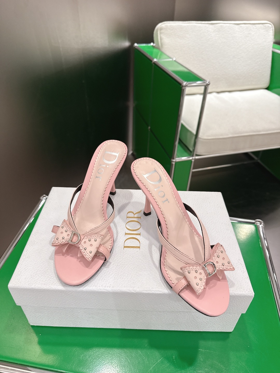 Dior 迪奥 26ss春夏新款中古风D字母扣铆钉蝴蝶结高跟凉拖鞋