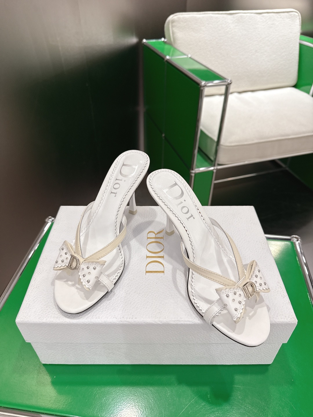 Dior 迪奥 26ss春夏新款中古风D字母扣铆钉蝴蝶结高跟凉拖鞋