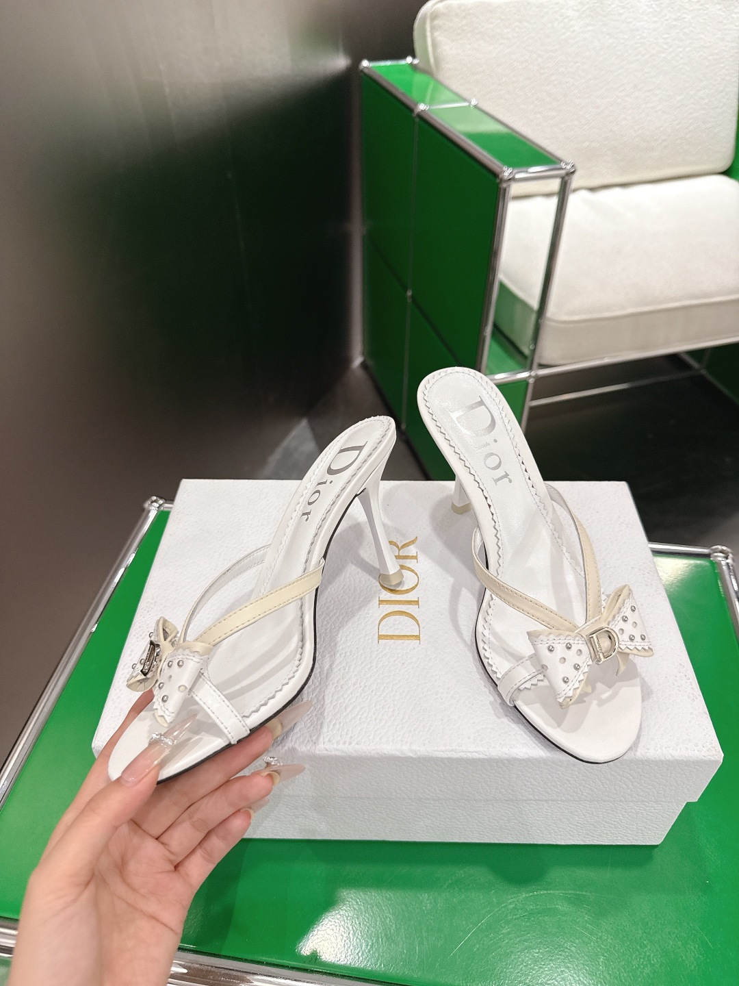 Dior 迪奥 26ss春夏新款中古风D字母扣铆钉蝴蝶结高跟凉拖鞋