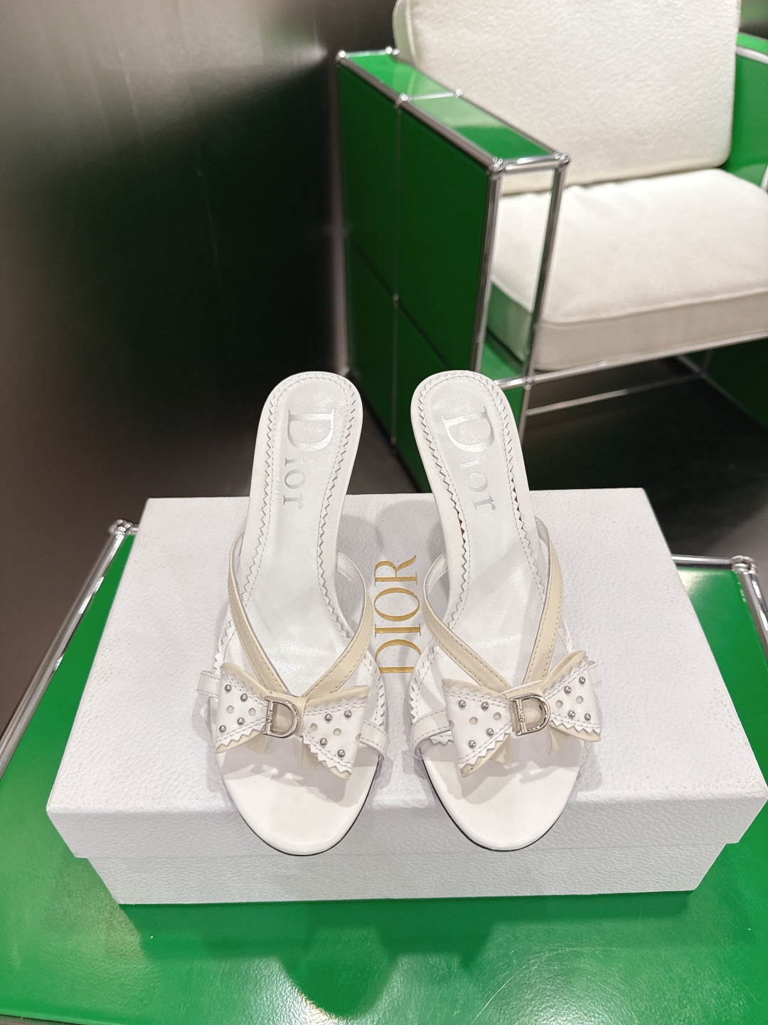 Dior 迪奥 26ss春夏新款中古风D字母扣铆钉蝴蝶结高跟凉拖鞋