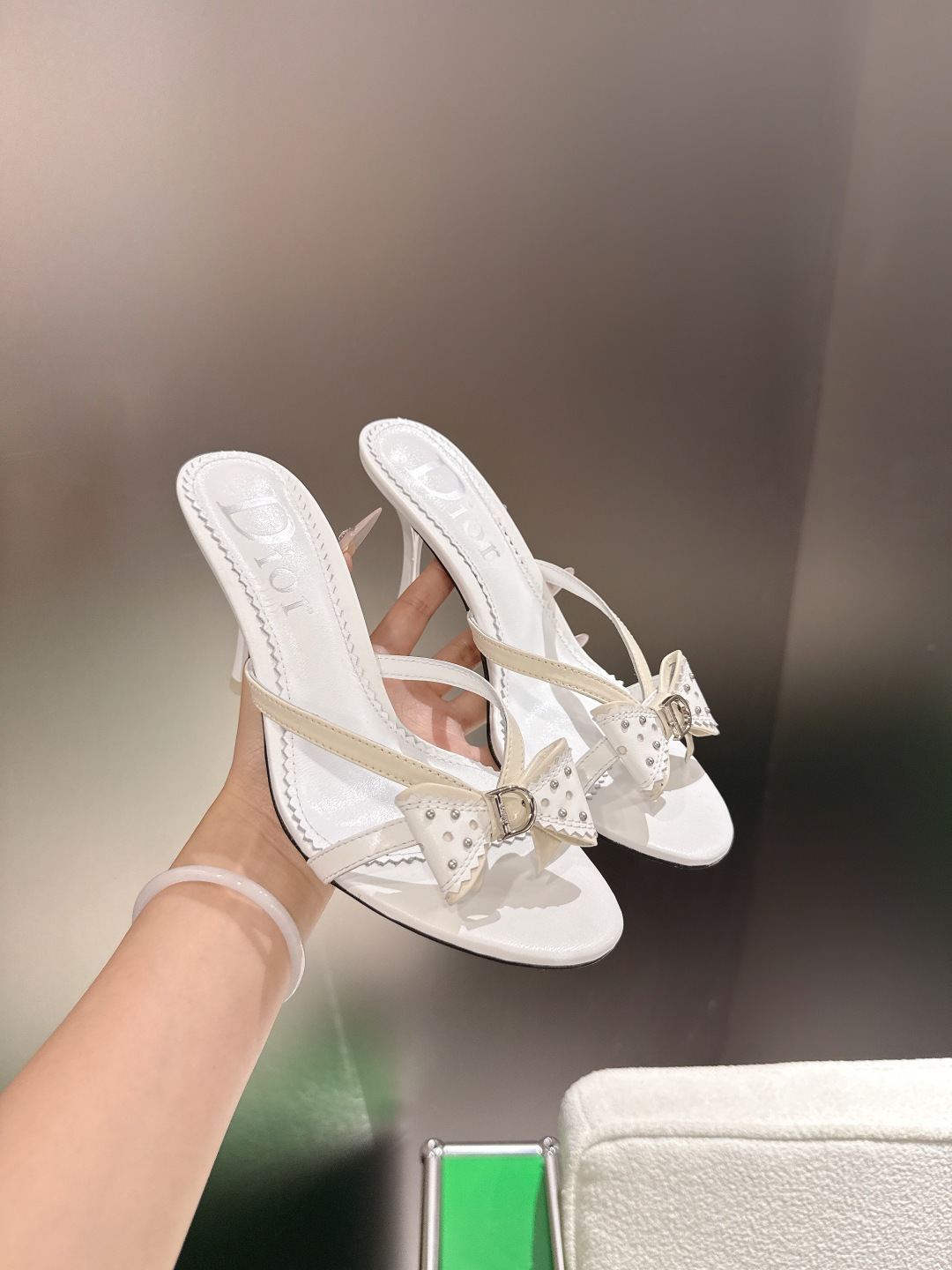 Dior 迪奥 26ss春夏新款中古风D字母扣铆钉蝴蝶结高跟凉拖鞋