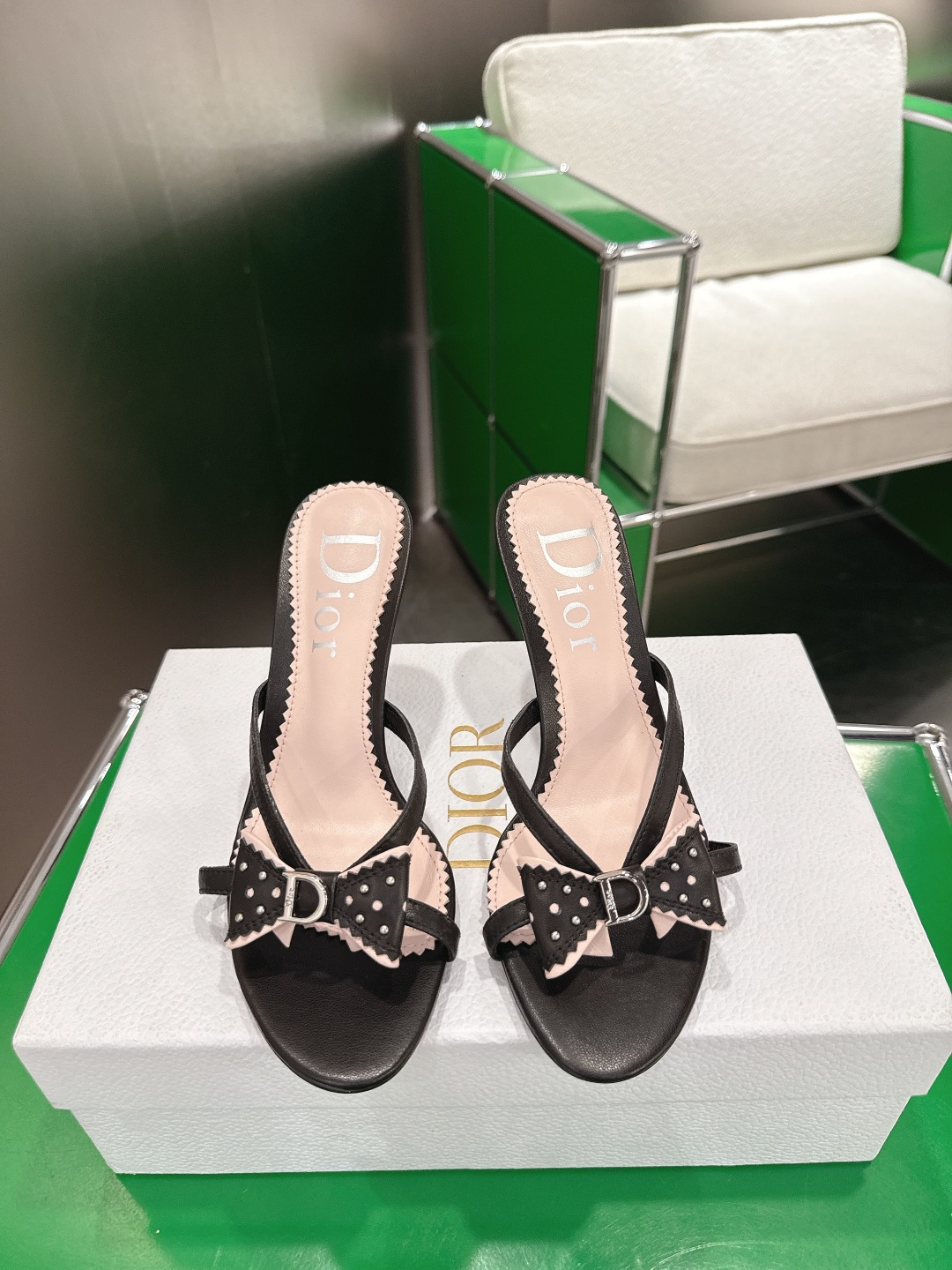 NO:747193,(k022) Dior Dior 26ss new style mid-century style D letter buckle rivet bow high-heeled sandals for spring and summer. This shoe is low-key yet gorgeous, sexy yet not ostentatious. The shoe shape is a delicate style that everyone loves. It is very, very slim. The entire curvature of the side perfectly shows the curve of the foot. It is mature and feminine, but also has a lively girlish feel. It looks so good on the foot. It is worth recommending. Customized sheepskin fabric for the upper and mixed sheepskin for the inner foot.  Sole Italian genuine leather outsole, heel height 8cm, size 35-39 (40.41.42 custom made, non-refundable), high heels, dior, dior, high heels, slippers, sheepskin, Leather soles19860909(k022)Dior 迪奥 26ss春夏新款中古风D字母扣铆钉蝴蝶结高跟凉拖鞋  这款鞋低调不失华丽 性感又不显张扬 鞋型是大家都爱的秀气款 非常非常显瘦 侧面整个弧度将脚部曲线完美展现 既有成熟女人味 又不乏一丝活泼少女感, 上脚也太好看了,值得推荐 鞋面羊皮定制布料 内里垫脚混种羊皮 鞋底意大利真皮大底 跟高8cm 码数35-39（40.41.42定做不退换）,高跟鞋,dior,dior,high heels,slippers,sheepskin,Leather soles,Women's Shoes