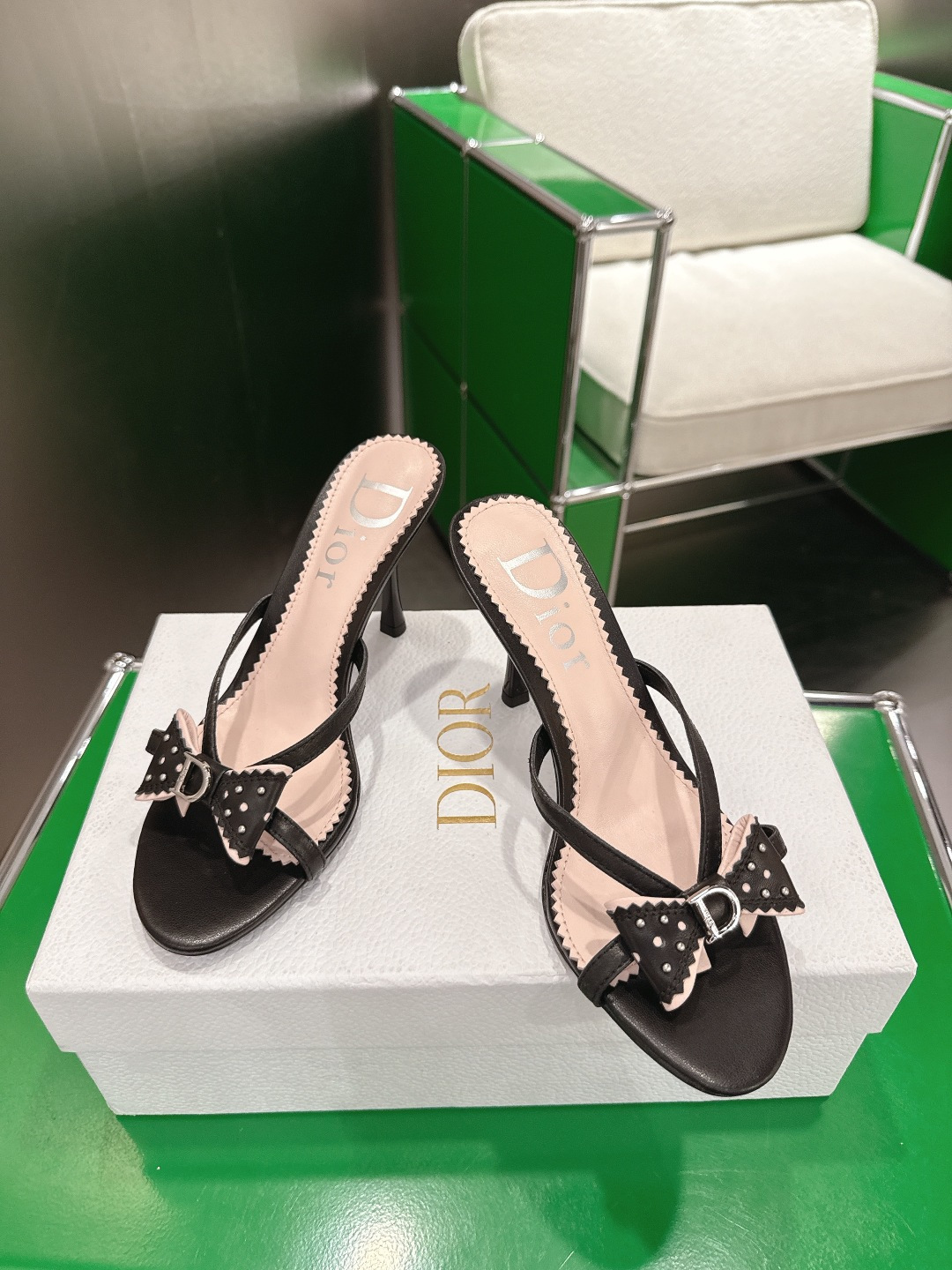 Dior 迪奥 26ss春夏新款中古风D字母扣铆钉蝴蝶结高跟凉拖鞋