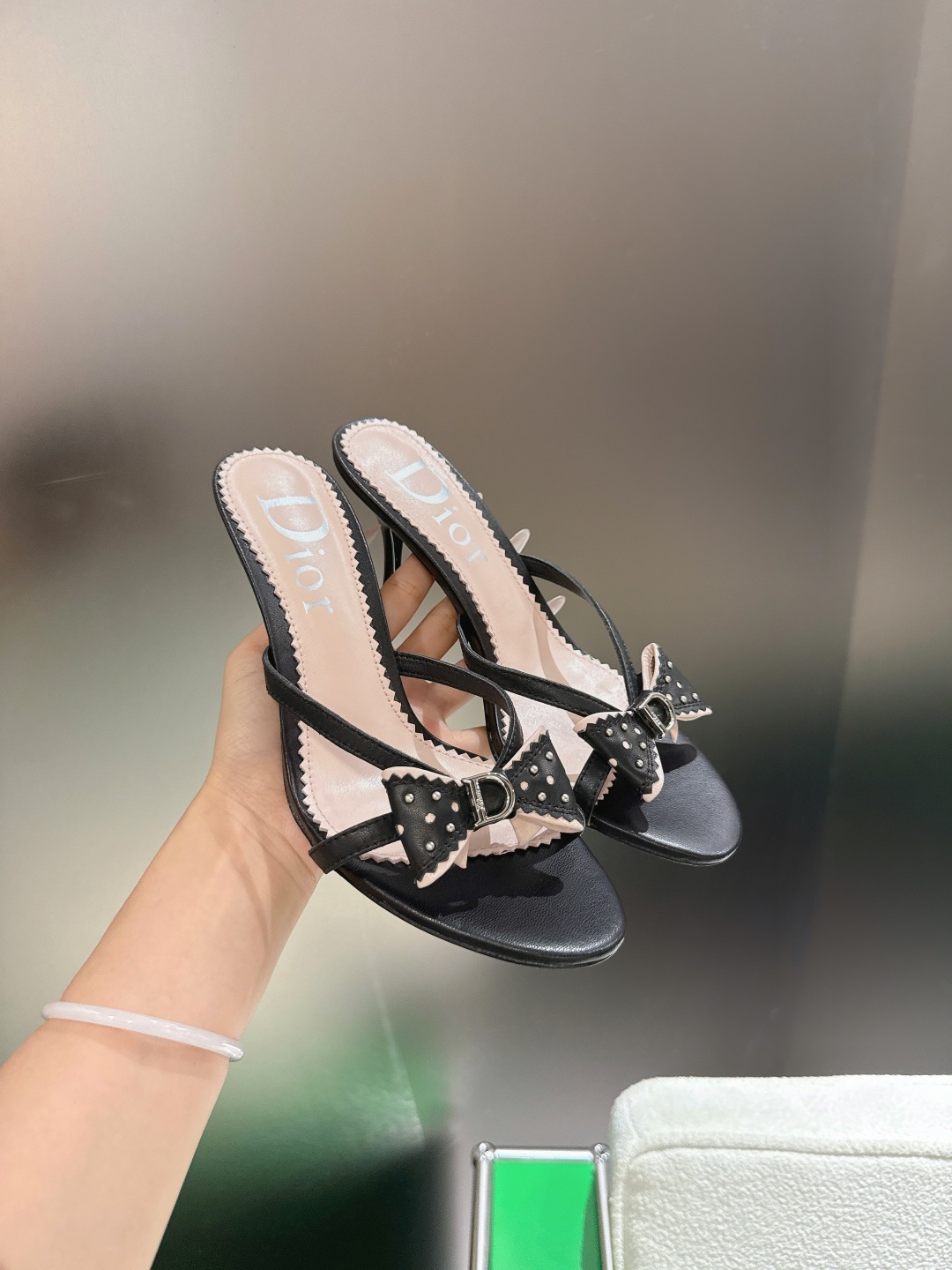 Dior 迪奥 26ss春夏新款中古风D字母扣铆钉蝴蝶结高跟凉拖鞋