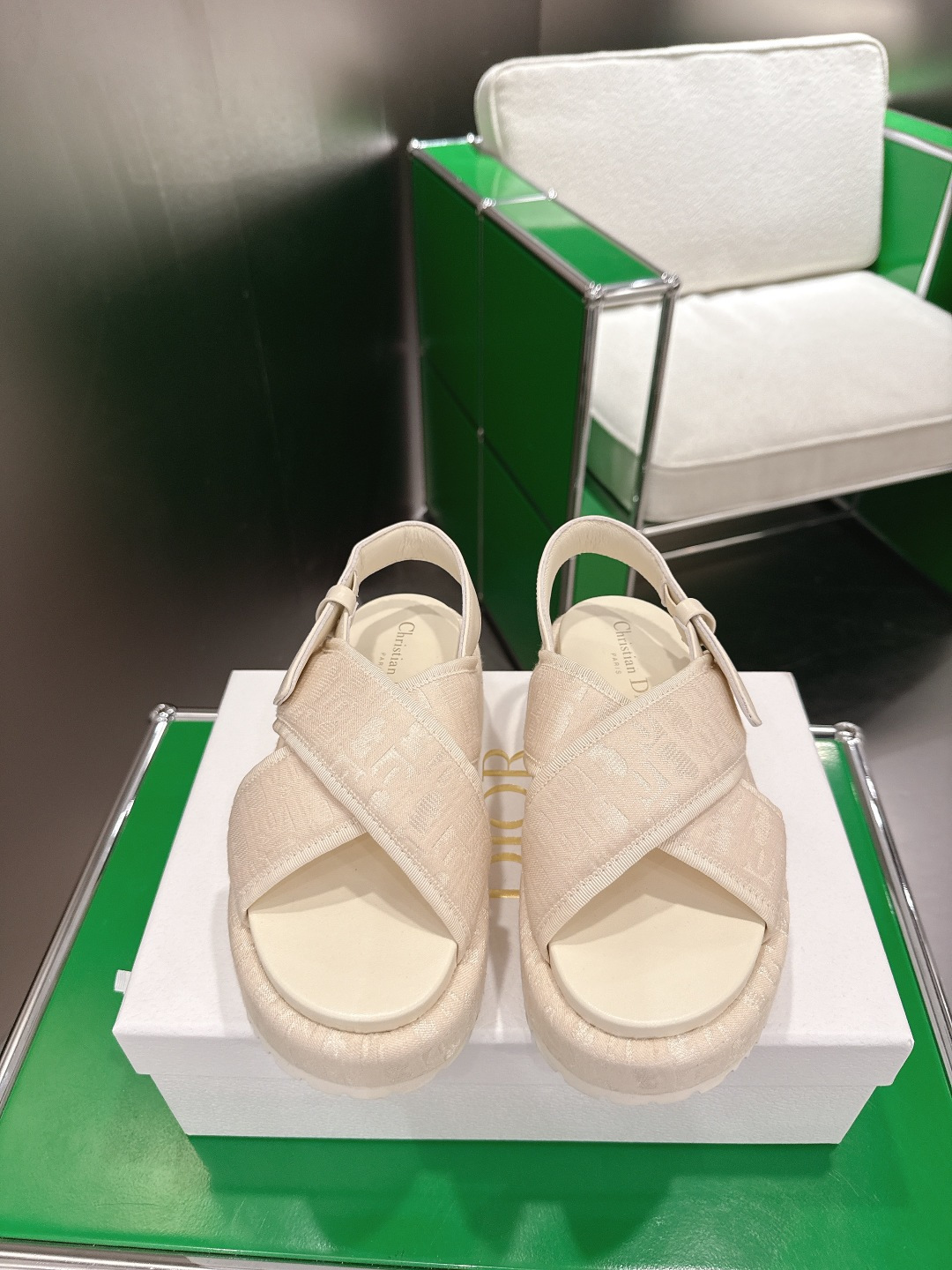 NO:747187,Dior Dior's new thick-soled platform slippers. D's thick-soled slippers are simple and elegant. The thick-soled design increases the height and is comfortable, suitable for long-term wear. The soles are non-slip, and they are OK for daily outings or vacations! The white color is versatile, and can be easily worn with skirts and casual pants. It is a must-have item in spring and summer. It is fashionable and practical, and can easily enhance the quality of your outfit.  Size35-39 (4041 customized, non-refundable), slippers and sandals, dior, dior, dior, sandals, slippers, skirts19860909Dior迪奥 新款厚底松糕拖鞋  D家厚底拖鞋,简约大气,厚底设计增高又舒适,适合长时间穿着.鞋底防滑,日常出街或度假都很OK!白色百搭,裙装休闲裤都能轻松驾驭,春夏季节必备单品,时尚又实用,轻松提升穿搭质感 Size35-39（4041定做不退换),拖鞋凉鞋,dior,dior,dior,sandals,slippers,skirts,Women's Shoes