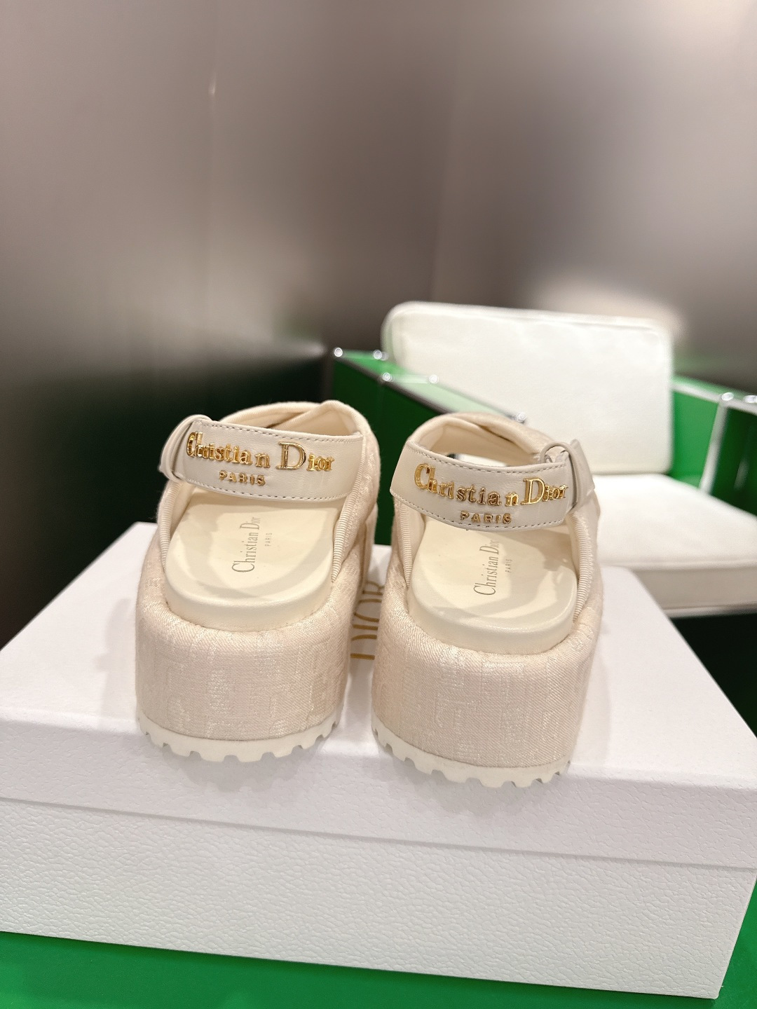 Dior 新款厚底松糕拖鞋