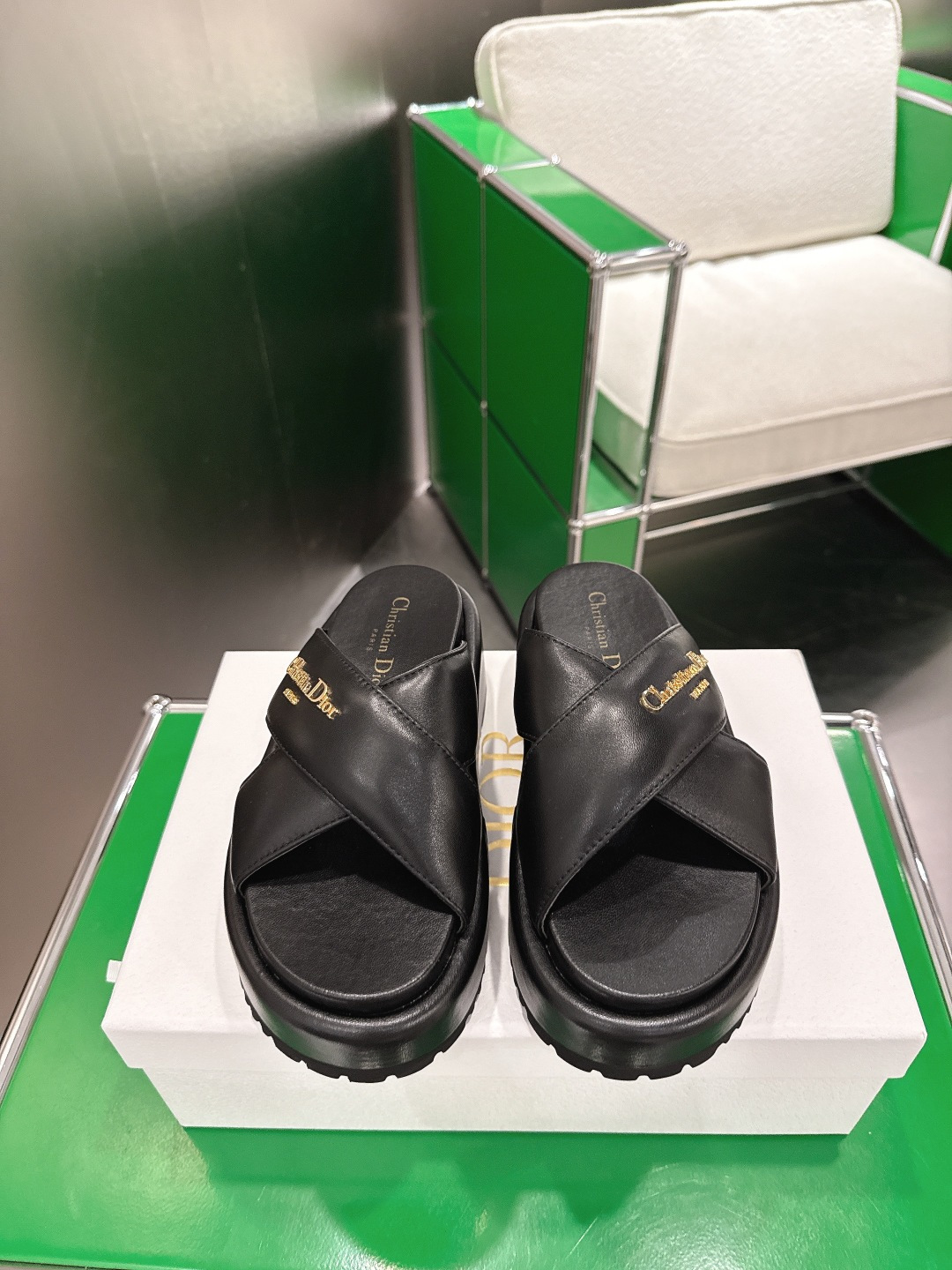 NO:747189,k020Dior Dior's new thick-soled platform slippers. D's thick-soled slippers are simple and elegant. The thick-soled design is increased and comfortable, suitable for long-term wear. The soles are non-slip, and they are OK for daily outings or vacations! The white color is versatile, and can be easily worn with skirts and casual pants. It is a must-have item in spring and summer. It is fashionable and practical, and can easily enhance the quality of your outfit.  Size35-39 (4041 customized, non-refundable), slippers and sandals, dior, dior, dior, sandals, slippers, skirts19860909k020Dior迪奥 新款厚底松糕拖鞋  D家厚底拖鞋,简约大气,厚底设计增高又舒适,适合长时间穿着.鞋底防滑,日常出街或度假都很OK!白色百搭,裙装休闲裤都能轻松驾驭,春夏季节必备单品,时尚又实用,轻松提升穿搭质感 Size35-39（4041定做不退换),拖鞋凉鞋,dior,dior,dior,sandals,slippers,skirts,Women's Shoes