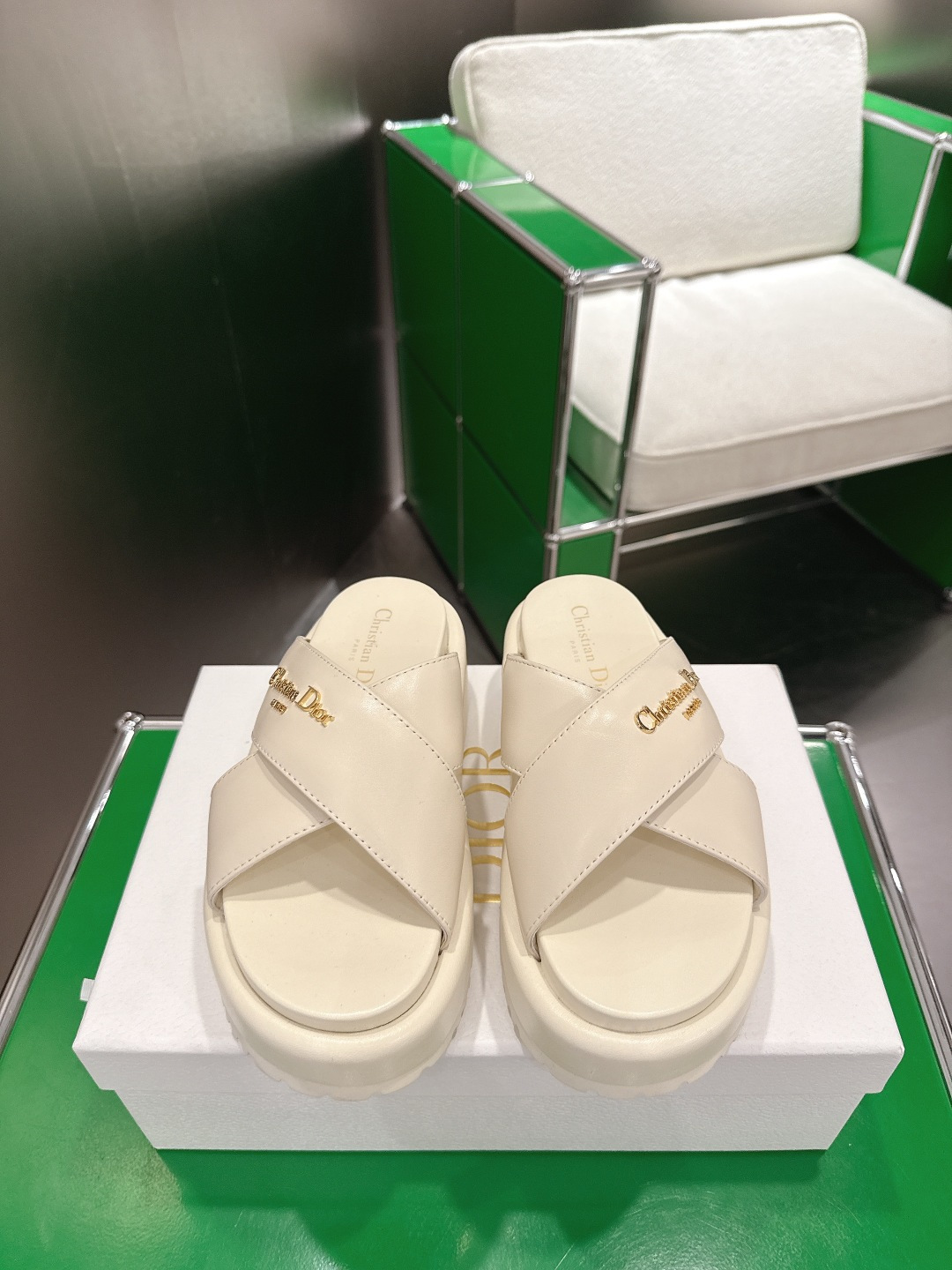 NO:747191,Dior Dior's new thick-soled platform slippers. D's thick-soled slippers are simple and elegant. The thick-soled design increases the height and is comfortable, suitable for long-term wear. The soles are non-slip, and they are OK for daily outings or vacations! The white color is versatile, and can be easily worn with skirts and casual pants. It is a must-have item in spring and summer. It is fashionable and practical, and can easily enhance the quality of your outfit.  Size35-39 (4041 customized, non-refundable), slippers and sandals, dior, dior, dior, sandals, slippers, skirts19860909Dior迪奥 新款厚底松糕拖鞋  D家厚底拖鞋,简约大气,厚底设计增高又舒适,适合长时间穿着.鞋底防滑,日常出街或度假都很OK!白色百搭,裙装休闲裤都能轻松驾驭,春夏季节必备单品,时尚又实用,轻松提升穿搭质感 Size35-39（4041定做不退换),拖鞋凉鞋,dior,dior,dior,sandals,slippers,skirts,Women's Shoes