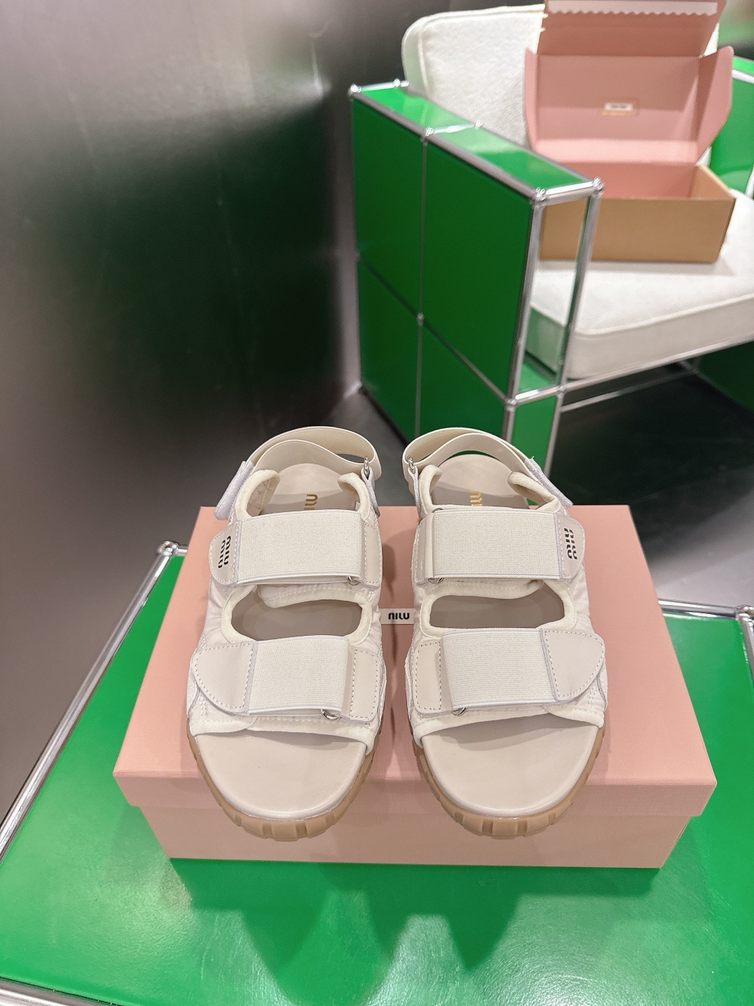 NO:749175,(k059)MiuMiu Miu Miu 26 new arrival～Velcro sports sandals with double Velcro, super easy to put on and take off!  The soles are made of rubber, which is non-slip and comfortable, and is suitable for daily outings or light sports. There are brand logos on the sides and soles of the shoes, making them highly recognizable!  The overall style is simple and detailed, it is very versatile for casual style in summer and can easily create a fashionable look~ size: 35-39 (customized for 40), sandals, miumiu, sandals19860909(k059)MiuMiu 缪缪26 new arrival～魔术贴运动凉鞋 搭配双魔术贴,穿脱超方便！鞋底是橡胶材质,防滑又舒适,日常出街或轻运动都OK.鞋侧和鞋底都有品牌标志,辨识度满分！整体简约又有细节,夏天搭休闲风超百搭,轻松打造时髦look～ size:35-39（40定做）,凉鞋,miumiu,sandals,Women's Shoes