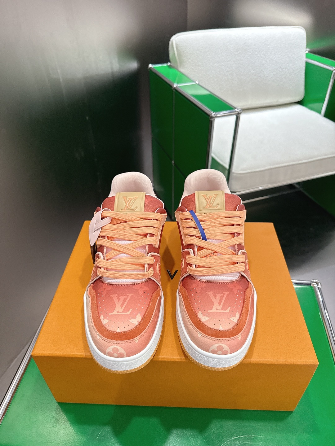 NO:757939,Louis Vuiton Louis Vuitton Trainer series sneakers basketball shoes sneakers LV Trainer sneakers are a classic idea inspired by retro basketball shoes by designer Virgil Abloh. This time, smooth cow leather and Monogram embossed grain cow leather are spliced, and the rubber outsole is embellished with Monogram flowers, reflecting a striking jump in one color!  Sole thickness is about 3cm, size 39-44, casual shoes/sports shoes, louis vuitton, louis vuitton, louis vuitton, sneakers, cowhide19860909Louis Vuiton 路易威登 Trainer系列板鞋篮球鞋 板鞋  LV Trainer运动鞋是由设计师Virgil Abloh由复古篮球鞋激发的经典创意,此次拼接光滑牛皮革和Monogram压纹粒面牛皮革,再以Monogram花卉点缀橡胶外底,映现一体色彩中的醒目跳跃！ 底厚约3cm 码数39-44,休闲鞋/运动鞋,louis vuitton,louis vuitton,louis vuitton,sneakers,cowhide,Women's Shoes