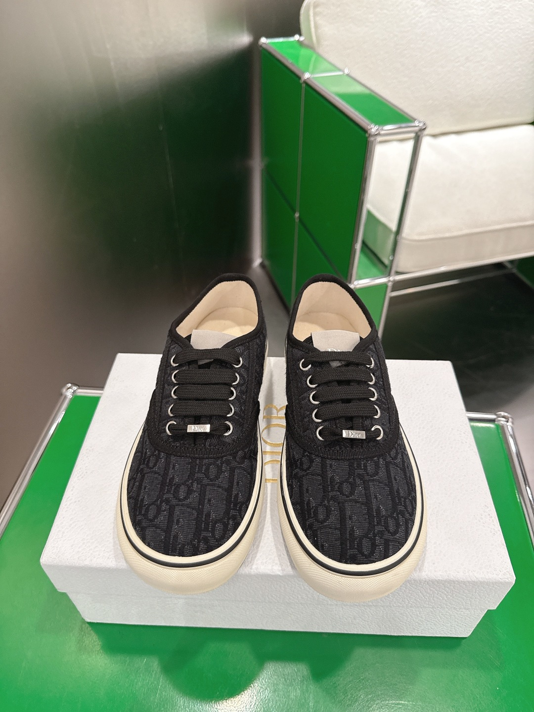 NO:749166,Dior Dior Saltwind Series Retro Presbyopia Lace Canvas Shoes Casual Sneakers This Dior Saltwind sneaker designed by Jonathan Anderson is fashionable and chic. It is a new interpretation of the classic nautical style shoe. It is decorated with Oblique printing and embellished with white lace to enhance the style. It is equipped with a round toe and grosgrain topstitch details. It is unique. The style is light and comfortable. It is a new classic item of Dior. It shows the fashionable and simple style. Original custom-made high-density canvas material  Customized high-density canvas lining, original molded non-slip rubber material (two-color outsole), sole thickness 3.5CM, size: 35-41 (40.41 custom-made, non-refundable), casual shoes/sports shoes, dior, dior, sneakers19860909Dior 迪奥 Saltwind 系列 复古 老花 蕾丝 帆布鞋 休闲 运动鞋板鞋 这款乔纳森·安德森 (Jonathan Anderson) 设计的 Dior Saltwind 运动鞋时尚别致 全新演绎经典航海风鞋款 饰以 Oblique 印花 点缀以白色蕾丝提升格调 搭配圆形鞋头和罗缎缉面线细节 别具一格 款式轻盈舒适 是 Dior 的全新经典单品 彰显时尚简约的风范 原版定制高密度帆布材质 内里定制高密度帆布 原版开模防滑橡胶材质（双色大底） 底厚3.5CM 码数 : 35-41（40.41定做不退换）,休闲鞋/运动鞋,dior,dior,sneakers,Women's Shoes