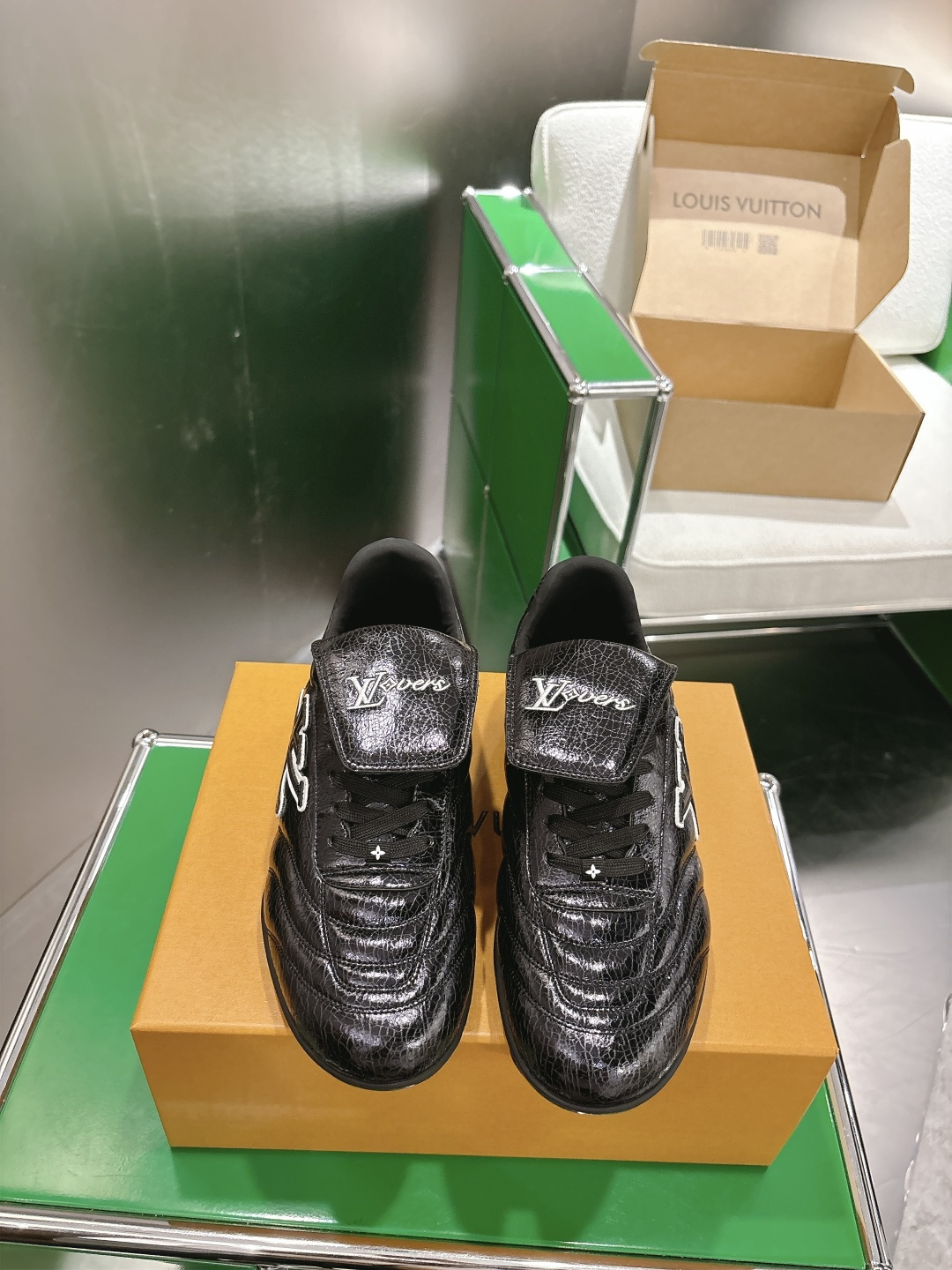 NO:757948,Louis Vuitton FOOTPRINT SOCCER Football Burst Pattern Shoes This Footprint Soccer is made of cracked cow leather to create an avant-garde shape, showing creative director Pharrell Williams' new interpretation of football boots. The letters on the side highlight the smooth lines, and the ers logo on the tongue shows the inspiration of the football team. The paw print rubber outsole brings together multiple brand logos. Size 35-45, casual shoes/sports shoes, louis vuitton, louis  vuitton,boots,sneakers,cowhide19860909Louis Vuitton 路易威登FOOTPRINT SOCCER 足球爆裂纹鞋 本款 Footprint Soccer 以龟裂效果牛皮革塑就前卫构型,展现创意总监 Pharrell Williams 对足球靴的焕新演绎.侧面 字母烘托流畅线条,鞋舌 ers 标识展现足球队的灵感启发.掌印橡胶外底汇集多重品牌标识. 码数35-45,休闲鞋/运动鞋,louis vuitton,louis vuitton,boots,sneakers,cowhide,Women's Shoes