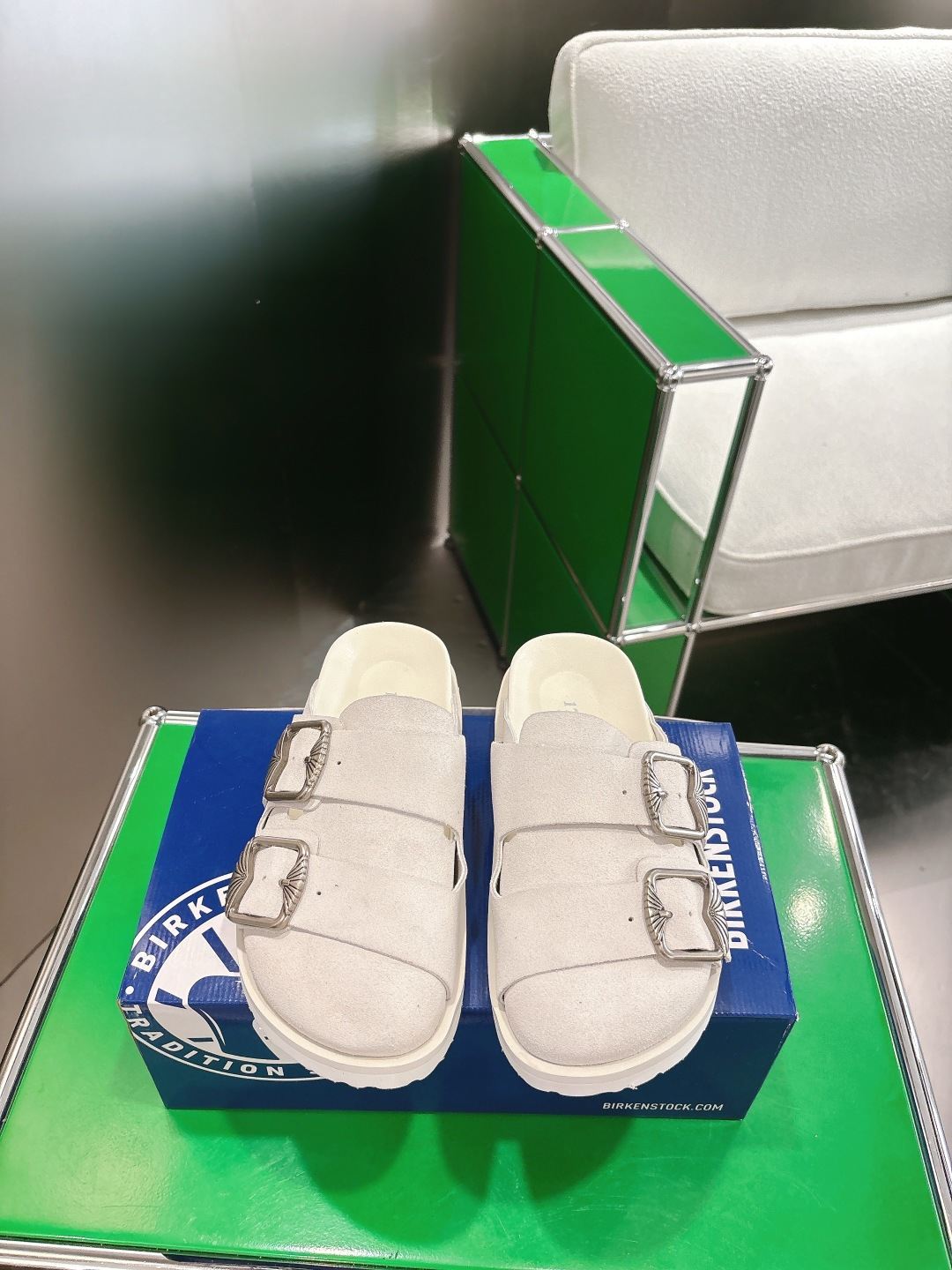 NO:757915,(k002) BIRKENSTOCK Birkenstock shoes, cap-toe buckle half slippers, leather suede fashionable casual cap-toe shoes, soft cowhide suede texture with adjustable shoe buckles to enhance wearing comfort ⑤ Ergonomic design disperses foot pressure and protects ankles Cork latex footbed has a certain shrinkage and can fit the shape of the foot after long-term wear. EVA sole has high resilience and tensile strength. It has good shockproof and cushioning properties and is suitable for all seasons.  Soft footbed features extra foam cushioning for extra comfort and all-day support Shoe sizes 35-44, slippers, birkenstock, slippers, cowhide19860909(k002)BIRKENSTOCK 勃肯鞋 包头搭扣半拖鞋  皮革绒面时尚休闲包头鞋 牛皮绒面革质地柔软搭配可调节鞋扣提升穿着舒适度⑤ 人体工学设计分散脚部压力 保护脚踝 软木乳胶鞋床具有一定的收缩性 长时间穿着后能贴合脚型 EVA鞋底回弹性和抗张性力高 具有良好的防震、缓冲性 四季皆宜 柔软的鞋床采用额外的泡沫缓冲层 提供额外的舒适感和全天支撑 鞋m码数35-44,拖鞋,birkenstock,slippers,cowhide,Women's Shoes