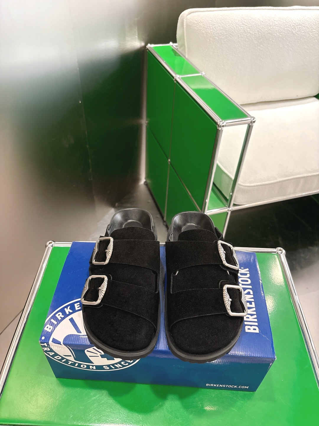 NO:757922,(k002) BIRKENSTOCK Birkenstock shoes, cap-toe buckle half slippers, leather suede fashionable casual cap-toe shoes, soft cowhide suede texture with adjustable shoe buckles to enhance wearing comfort ⑤ Ergonomic design disperses foot pressure and protects ankles Cork latex footbed has a certain shrinkage and can fit the shape of the foot after long-term wear. EVA sole has high resilience and tensile strength. It has good shockproof and cushioning properties and is suitable for all seasons.  Soft footbed with extra foam cushioning provides extra comfort and all-day support. Shoe sizes 35-39 (40 custom made, non-refundable), slippers, birkenstock, slippers, cowhide19860909(k002)BIRKENSTOCK 勃肯鞋 包头搭扣半拖鞋  皮革绒面时尚休闲包头鞋 牛皮绒面革质地柔软搭配可调节鞋扣提升穿着舒适度⑤ 人体工学设计分散脚部压力 保护脚踝 软木乳胶鞋床具有一定的收缩性 长时间穿着后能贴合脚型 EVA鞋底回弹性和抗张性力高 具有良好的防震、缓冲性 四季皆宜 柔软的鞋床采用额外的泡沫缓冲层 提供额外的舒适感和全天支撑 鞋m码数35-39（40定做不退不换）,拖鞋,birkenstock,slippers,cowhide,Women's Shoes