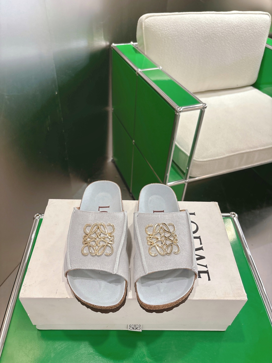 NO:757929,loewe  The soft footbed uses an additional foam cushioning layer to provide extra comfort and all-day support. Rigorous craftsmanship materials from Germany: cowhide suede and cowhide. Outsole middle layer pine EVA three-layer combination outsole Size 35-44, slippers, birkenstock, loewe, loewe, flats, slippers, cowhide19860909Loewe x Birkenstock 罗意威x勃肯鞋  博肯全鞋 皮革绒面双扣时尚休闲平底鞋 牛皮绒面革质地柔软搭配可调节鞋扣提升穿着舒适度⑤ 人体工学设计分散脚部压力 保护脚踝 软木乳胶鞋床具有一定的收缩性 长时间穿着后能贴合脚型 EVA鞋底回弹性和抗张性力高 具有良好的防震、缓冲性 四季皆宜 柔软的鞋床采用额外的泡沫缓冲层 提供额外的舒适感和全天支撑 源于德国的严谨工艺材料牛皮绒面 牛巴戎面 大底中层松木 EVA 三层组合大底 码数35-44,拖鞋,birkenstock,loewe,loewe,flats,slippers,cowhide,Women's Shoes