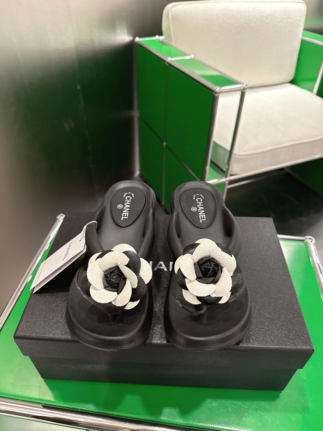 NO:758642,(k003) Chanel Chanel 26ss is the most popular lazy slipper this summer, a Korean version of the trendy summer fashion flip-flops. It is high-end and classy, ​​and is more suitable for lazy people. It is convenient and fast without having to use your hands. Size: 35-42 is too small. It is recommended to go up one size. Split toe shoes, chanel, chanel, slippers19860909(k003)Chanel香奈儿26ss今夏最流行的懒人拖鞋,韩版潮流夏季时尚人字拖 高端大气上档次外,更适合懒人族们,都不用动下手,方便快捷 size: 35-42 码偏小 建议拍大一码.,分趾鞋,chanel,chanel,slippers,Women's Shoes