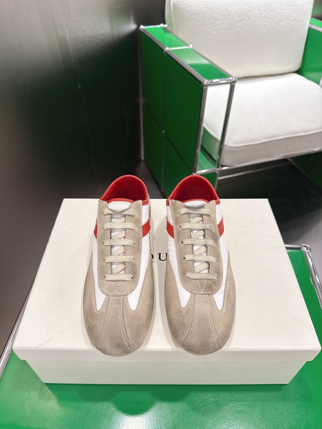 NO:789137,(k060) Alexander McQUEEN, Boxe sneakers, retro Dexun shoes, smooth round-toe silhouette, made of nylon + cow suede distressed leather, equipped with soft padding, both structural and flexible and comfortable. Stitching details design, with the iconic McQueen logo on the side. Paired with lightweight rubber soles with small ridge details. 1. Fabric imported from Italy silk cowhide 2. Lining imported A-grade water-dyed sheepskin (the price is the same as cowhide lining)  More comfortable than cowhide) Sheepskin foot pads!  Foot pads, super clear high temperature air pressure logo 3 outsole, original private molded rubber TPU full matte outsole, men's and women's models have different last shapes19860909(k060)Alexander McQUEEN,Boxe运动鞋、复古德讯鞋 流畅圆头廓形,采用尼龙+牛反绒做旧皮革材质打造,配有轻柔衬垫,兼具结构感与柔韧舒适版型.缝线细节设计,侧面饰有标志性McQueen标志.搭配轻质橡胶鞋底,配以小凸纹细节 1面料意大利进口丝绸牛皮 2内里进口A级水染羊皮（价格和牛皮里同等 比牛皮上脚还舒适） 垫脚羊皮垫脚！垫脚超清晰高温空压logo 3大底原版私模橡胶TPU全哑光大底,男款女款磨具楦型都不一样  码数:女35-39 男40-45,休闲鞋/运动鞋,sneakers,cowhide,sheepskin,Women's Shoes