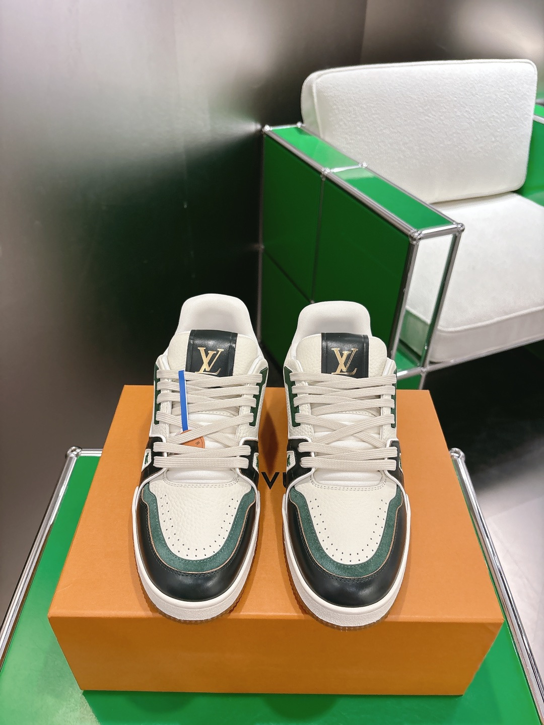 NO:779085,LV TRAINER Top Edition Couple's Sneakers Donkey Brand Louis Vuitton This LV Trainer sneaker is made of Monogram printed denim, showing the inspiration of retro basketball shoes with a casual style, and then uses the rubber LV letters and Vuitton logo to light up the complicated upper. Thick laces and Monogram floral rubber outsole add exquisite details. Continue the comfortable experience. Complete with original box packaging!  Size:35-45,,louis vuitton,louis vuitton,louis vuitton,sneakers19860909LV TRAINER 顶级版 情侣款运动鞋 驴牌 路易威登 本款 LV Trainer 运动鞋取材 Monogram 印花丹宁布,以休闲格调展现复古篮球鞋的灵感启发,再借橡胶 LV 字母和 Vuitton 标识点亮繁复鞋面.厚实鞋带和 Monogram 花卉橡胶外底再添考究细节.延续舒适体验.配原盒全套包装！ Size:35-45,,louis vuitton,louis vuitton,louis vuitton,sneakers,Men's shoes