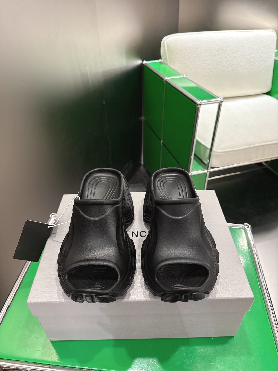 NO:788145,(k003) BALENCIAGA Balenciaga Beach Slippers. Hundreds of Instagram bloggers and influencers recommend many foreign celebrity influencers. Classic and timeless. Simple design with highly recognizable logo embellishment. Every time a new product is launched, even if it is of similar styles, the design style will always catch people’s attention and be recognizable. It can be worn casually and is visually popular. It is 7cm taller and is comfortable and very convenient for the foot.  Size 35-39, slippers, balenciaga, balenciaga, slippers19860909(k003)BALENCIAGA 巴黎世家沙滩拖鞋  百位ins 博主网红推荐国外超多明星网红种草 经典永不过时 简约的设计极具辨识度的logo点缀 每次的新品即使在同类相似款式上,设计风格总会抓人眼球有辨识度0.随随便便搭视觉上都是秒杀大众款、增高7cm上脚舒适非常方便 码数35-39,拖鞋,balenciaga,balenciaga,slippers,Women's Shoes