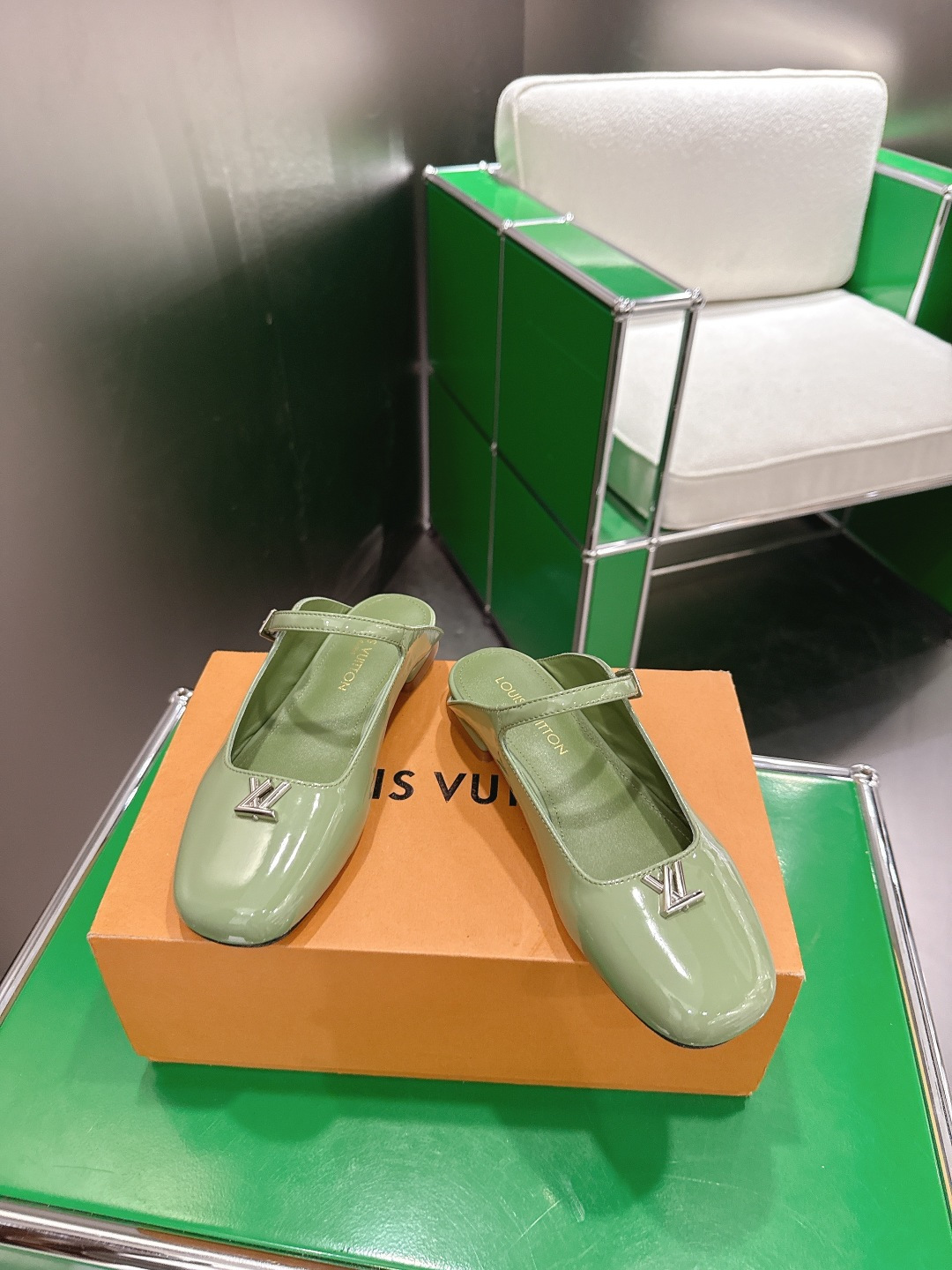 NO:788141,(k021) Louis Vuitton Louis Vuitton flat Mary Jane ballet half-trail is made of shiny patent cow leather, reflecting the retro trend aesthetic. Slim shoelaces are adjusted through buckles, and LV Twist decoration embellishes the upper. Brand element metal parts, adjustable buckle shoelaces, size 35-39 (40, 41 custom-made), half-trail, louis vuitton, louis vuitton, louis  vuitton,mary jane,cowhide19860909（k021)Louis Vuitton 路易威登 平底玛丽珍芭蕾半托 取材莹亮漆面牛皮革,映现复古潮流美学.纤细鞋带通过搭扣调节,LV Twist 装饰点缀鞋面. 品牌元素金属件,可调节搭扣鞋带 码数35-39（40,41定做）,半拖,louis vuitton,louis vuitton,louis vuitton,mary jane,cowhide,Women's Shoes