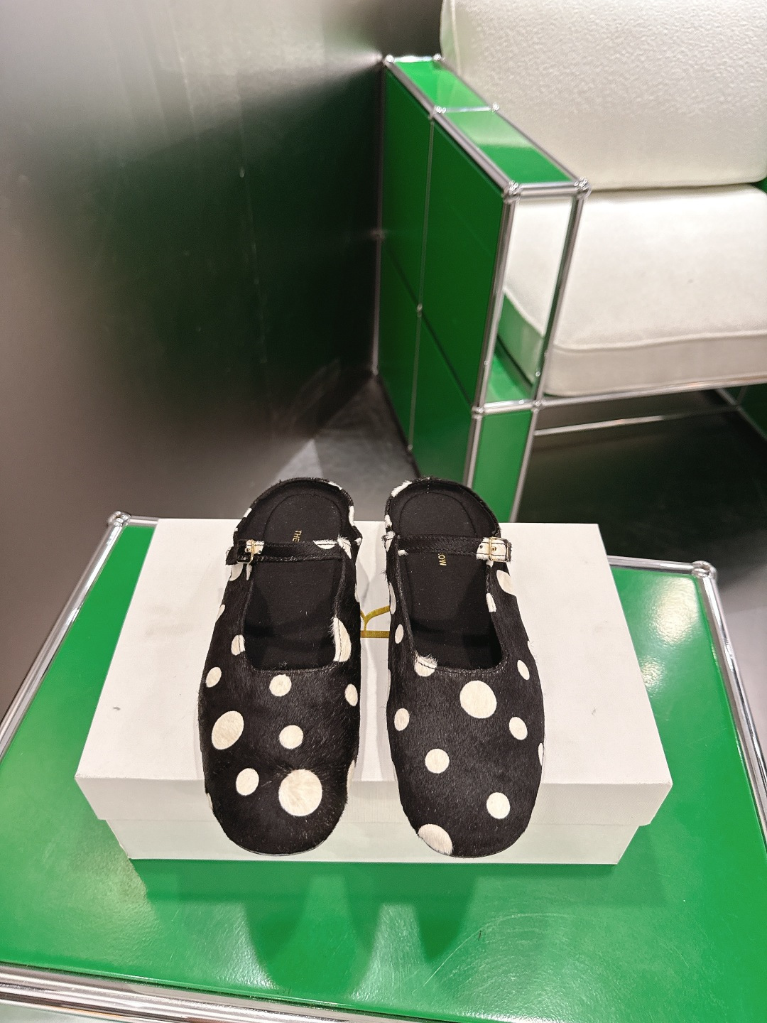 NO:788143,The row's 2026 early spring new product, round-toe buckle Mary Jane half-flop. This shoe is really soft, super soft, positive and high-end, without any unnecessary decoration. With buckle, it can not only have a stable effect on the wear, but also can be easily worn in a lazy minimalist style. It is very casual and fashionable, soft and comfortable, and will definitely not rub your feet. I really like it~~ The material is horse hair, the inner cowhide lining is for the feet, and the outsole is imported genuine leather sole from Italy.  Code number 35-3940.41 Customized, non-refundable, semi-drag, mary jane, cowhide19860909The row 2026早春新品 圆头扣带玛丽珍半拖 这个鞋子真的是软绵绵的巨柔软 积极又高级范 没有任何多余的装饰 搭配扣带 既可以在穿着上有个稳固效果 又可以轻松穿出慵懒极简风 很随意的时髦,柔软舒适,绝对不会磨脚的一款鞋子,真是太喜欢了～～ 材质马毛 内里牛皮内里垫脚 大底意大利进口真皮底 码数35-3940.41定制不退不换,半拖,mary jane,cowhide,Women's Shoes