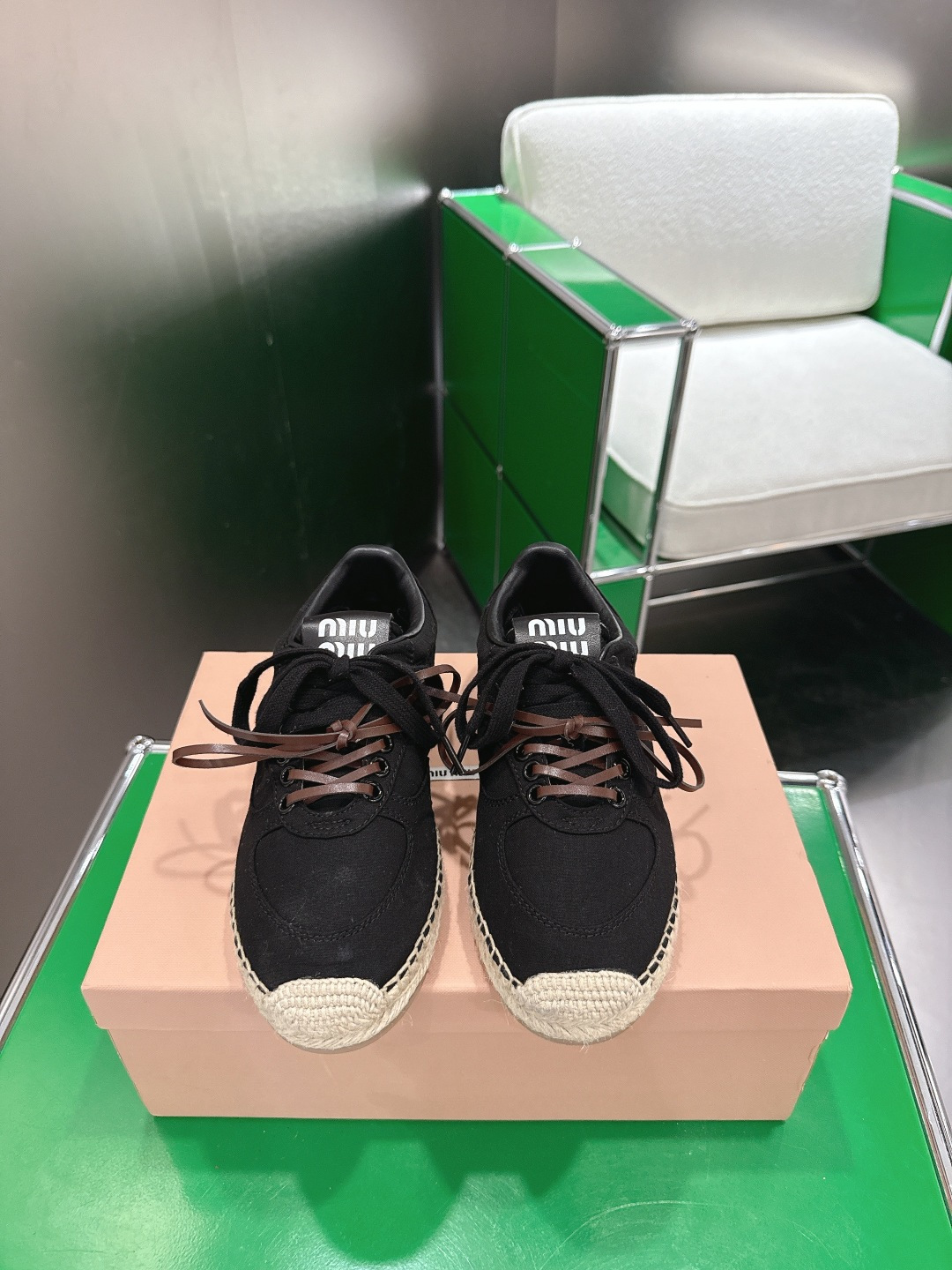 NO:788558,(k018) Miu Miu 26 spring and summer catwalk new lace-up moral training shoes and casual shoes. These lace-up casual sneakers ~ a must-have for daily wear. Super good-looking and comfortable on the feet. A classic and versatile item. Size#35-40 (customized for 40, non-refundable), casual shoes/sports shoes, miumiu, sneakers19860909（k018)Miu Miu 缪缪 26春夏走秀新款系带德训鞋 休闲鞋 这款系带休闲运动鞋～日常穿着必选 上脚超级好看舒适 经典百搭的绝绝子单品 Size#35-40（40定做不退换）,休闲鞋/运动鞋,miumiu,sneakers,Women's Shoes