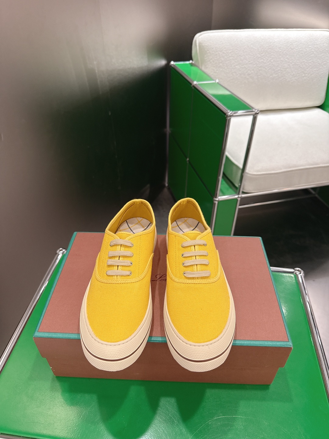 NO:788561,Loro PianaNantuet Walk Old Money Style Retro Moral Shoes Casual and Versatile White Shoes 2026 Spring and Summer New Nantuet  The Walk features a timeless design that exudes the calmness of a classic nautical style, ideal for creating a relaxed and casual look. Crafted from refined yet tough cotton-blend raw canvas, the texture is light and breathable. The exquisite details include tonal topstitching, vintage silver eyelets, and two pairs of cotton laces, one to match the color of the sole, and the other to match the color of the upper, so you can switch it up at will to create a variety of styling options. Customized canvas upper  Original open-molded TPU rubber outsole, size female 35-39 (40.41.42 customized, non-refundable), male 39-44 (45.46 customized, non-refundable), casual shoes/sports shoes, loro piana, sneakers19860909Loro PianaNantuet Walk老钱风复古系德训鞋 休闲百搭小白鞋  2026春夏新款 Nantuet Walk采用隽永设计,散发经典航海风格的从容气息,是打造轻松休闲造型的理想之选.采用精致而坚韧的棉质混纺原色帆布匠心打造,质地轻盈透气.考究细节经过精心设计同色系明缝线,复古银色鞋眼,以及两副棉质鞋带一套与鞋底配色相呼应,另一套与鞋面色调一致,可随心切换,演绎多样造型选择. 鞋面定制帆布 鞋底原版开模TPU橡胶大底 码数女35-39（40.41.42定做不退换） 男39-44（45.46定做不退换）,休闲鞋/运动鞋,loro piana,sneakers,Women's Shoes