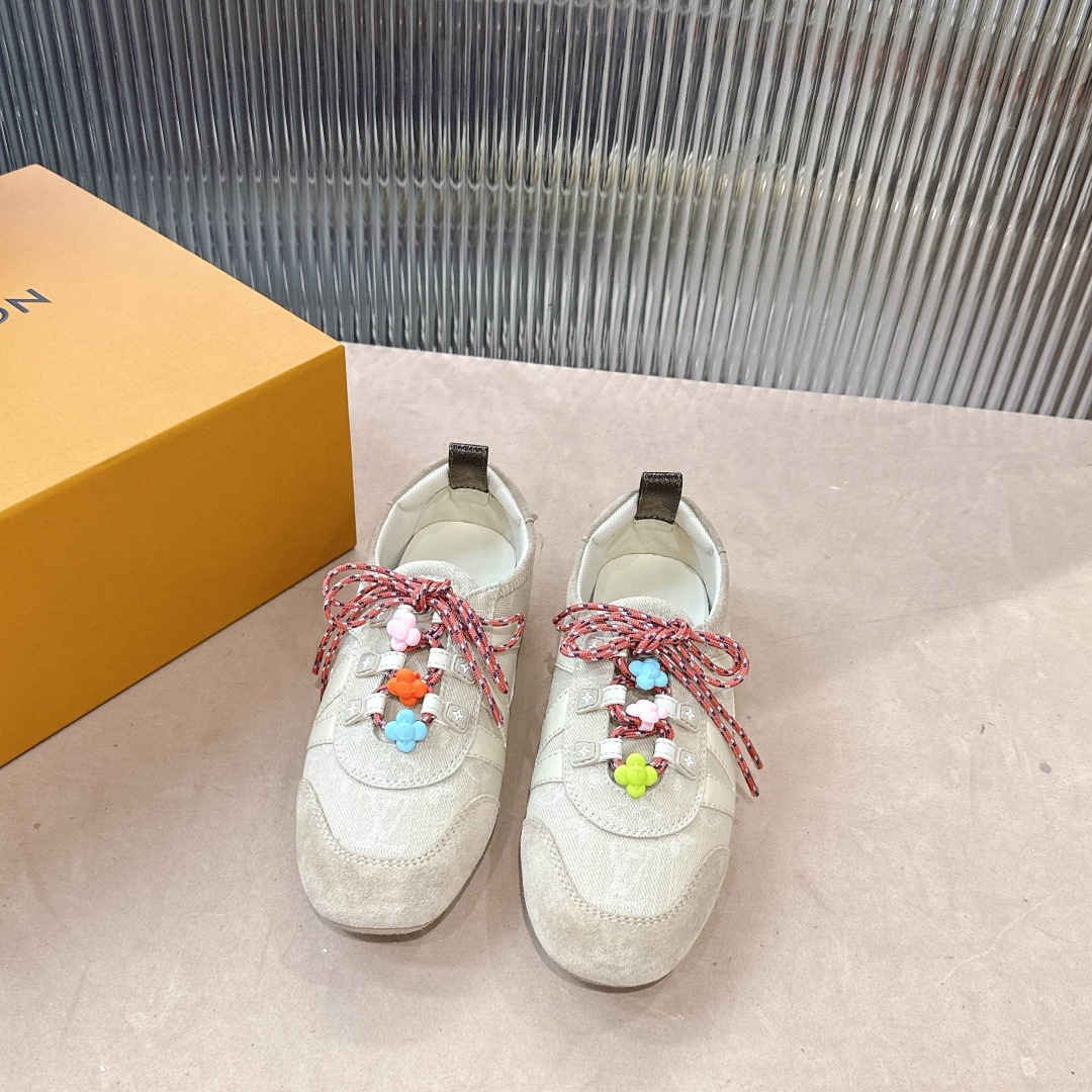 NO:789420,Louis Vuitton Sneakerina series ballet shoes, flats and casual shoes. Made for summer, these LV Sneakerina ballet sneakers cleverly combine Monogram denim with tonal suede calfskin trim. The double shoelaces are accompanied by colorful Monogram flower charms, adding a playful interest. The dynamic LV letters and rubber Louis Vuitton logo are cleverly decorated on the side to achieve the distinctive character of this trendy design. Monogram denim fabric/cow leather/sheep leather shoelaces  Louis Vuitton element Sacchetto process injection molding TPU outsole, size 35-39 (customized in 40), ballet shoes, louis vuitton, louis vuitton, louis vuitton, flats, sneakers, cowhide, sheepskin19860909Louis Vuitton Sneakerina系列芭蕾舞鞋 平底鞋休闲鞋 本款 LV Sneakerina 芭蕾运动鞋为夏日打造,将 Monogram 丹宁布与同色调绒面牛皮革饰边巧妙相融.双鞋带伴以彩色 Monogram 花卉挂饰,平添俏皮意趣.侧面巧饰活力 LV 字母与橡胶路易威登标识,成就此潮流设计的鲜明特质. Monogram 丹宁织物/牛皮革/羊皮革鞋带 路易威登元素Sacchetto 工艺注塑 TPU 外底 码数35-39（40定做）,芭蕾舞鞋,louis vuitton,louis vuitton,louis vuitton,flats,sneakers,cowhide,sheepskin,Women's Shoes