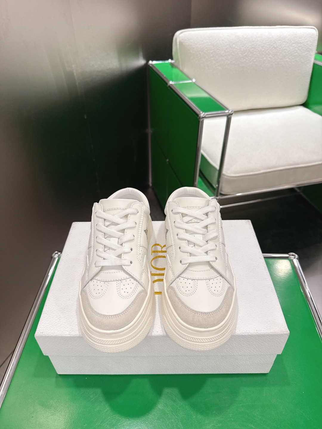 NO:789411,(k020) Dior Star Sneaker Half Continuing with a timeless silhouette, these Dior Star sneakers are a new classic. Crafted from white calfskin and decorated with tonal suede calfskin panels. Embellished with the CD and Christian Dior Paris logos, a metal-clad star adorns a lace eyelet for added style. The lightweight style, with a lightweight Christian Dior signature sole, is suitable for all seasons and can be paired with a variety of casual looks to add a finishing touch.  Size 35-39 (40.41 customized), casual shoes/sports shoes, dior, dior, sneakers, cowhide19860909（k020)Dior 迪奥 Star 运动鞋半托  这款 Dior Star 运动鞋延续经久不衰的轮廓,是新款经典单品.采用白色牛皮革精心制作,饰以同色调绒面牛皮革镶片.点缀以 CD 和 Christian Dior Paris 标志,金属覆层星星装饰一个鞋带孔眼,提升格调.款式轻盈,搭配 Christian Dior 标志轻薄鞋底,四季皆宜,可与各式休闲造型搭配,增添点睛之笔. 码数35-39（40.41定做）,休闲鞋/运动鞋,dior,dior,sneakers,cowhide,Women's Shoes