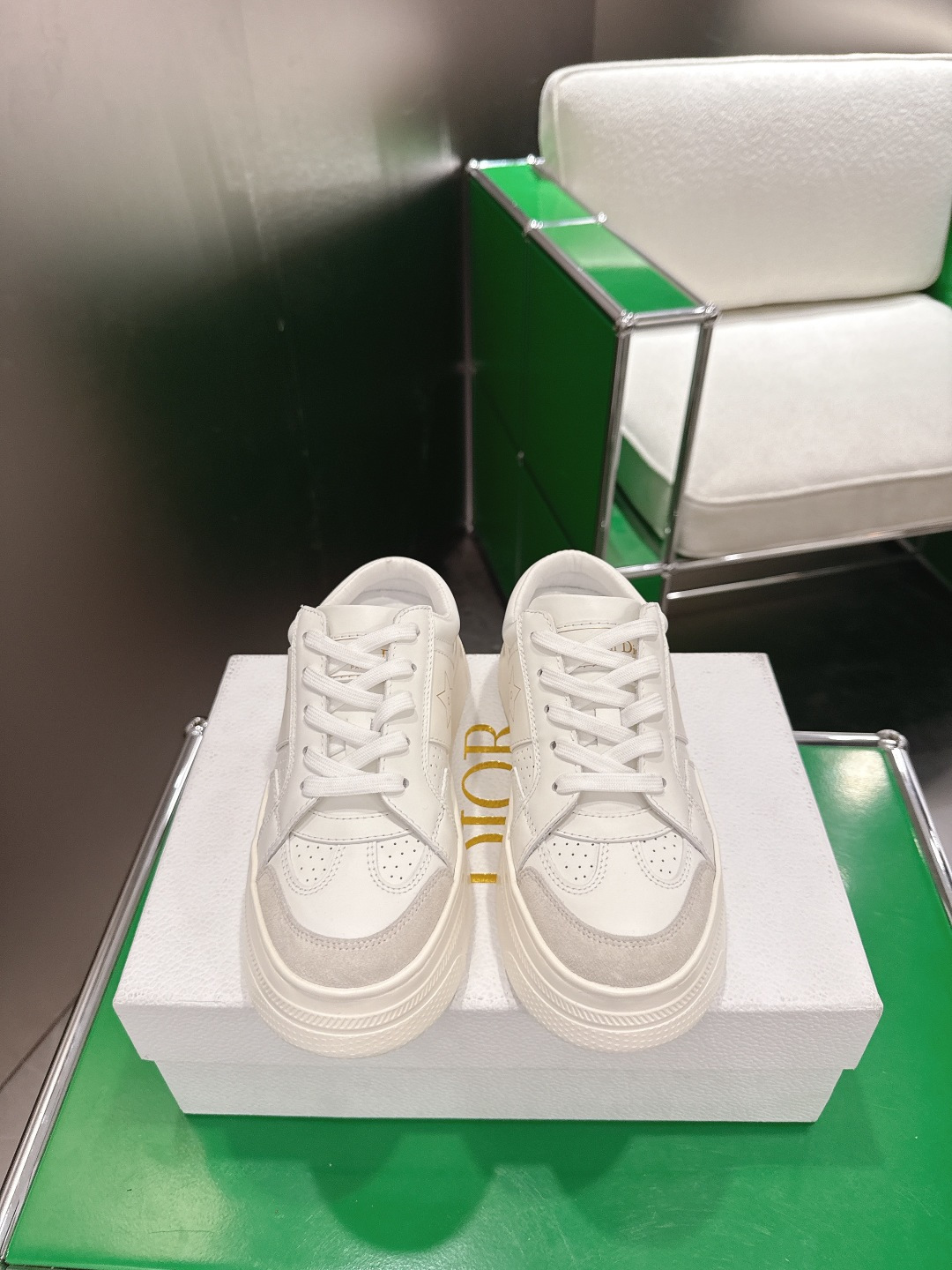 NO:789414,(k020) Dior Star Sneaker Half Continuing a timeless silhouette, these Dior Star sneakers are a new classic. Crafted from white calf leather and decorated with tonal suede calfskin panels. Embellished with CD and Christian Dior Paris logos, a metal-clad star adorns a lace eyelet for an elevated style. Lightweight style, paired with Christian Dior  The signature lightweight sole is suitable for all seasons and can be matched with various casual styles to add a finishing touch. Size 35-39 (40.41 customized), casual shoes/sports shoes, dior, dior, sneakers, cowhide19860909（k020)Dior 迪奥 Star 运动毛毛鞋半托  这款 Dior Star 运动鞋延续经久不衰的轮廓,是新款经典单品.采用白色牛皮革精心制作,饰以同色调绒面牛皮革镶片.点缀以 CD 和 Christian Dior Paris 标志,金属覆层星星装饰一个鞋带孔眼,提升格调.款式轻盈,搭配 Christian Dior 标志轻薄鞋底,四季皆宜,可与各式休闲造型搭配,增添点睛之笔. 码数35-39（40.41定做）,休闲鞋/运动鞋,dior,dior,sneakers,cowhide,Women's Shoes