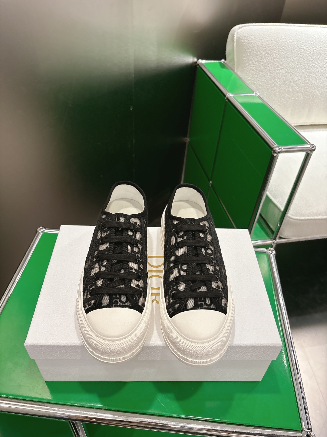 NO:789417,Top version C'est Dior Dior 25 spring and summer new casual sports shoes 'Embroidery is made of cow leather and mesh fabric, light and breathable. The CD letters on the side are very recognizable for Dior, and the sports style design combined with tassel details also adds a touch of elegance. Original upper fabric Original sole outsole Size 35-41 (40.41 customized non-refundable), casual shoes/sports shoes, dior, dior, sneakers, cowhide19860909顶级版本 C'est Dior 迪奥25春夏全新休闲运动鞋 ‘刺绣以牛皮革和网眼织物制作,轻盈透气.侧边的CD字母非常有Dior辩识度,运动风设计融合流苏细节也增添了一丝优雅气质 鞋面原版面料 鞋底原版大底 尺码35-41(40.41定制不退不换),休闲鞋/运动鞋,dior,dior,sneakers,cowhide,Women's Shoes