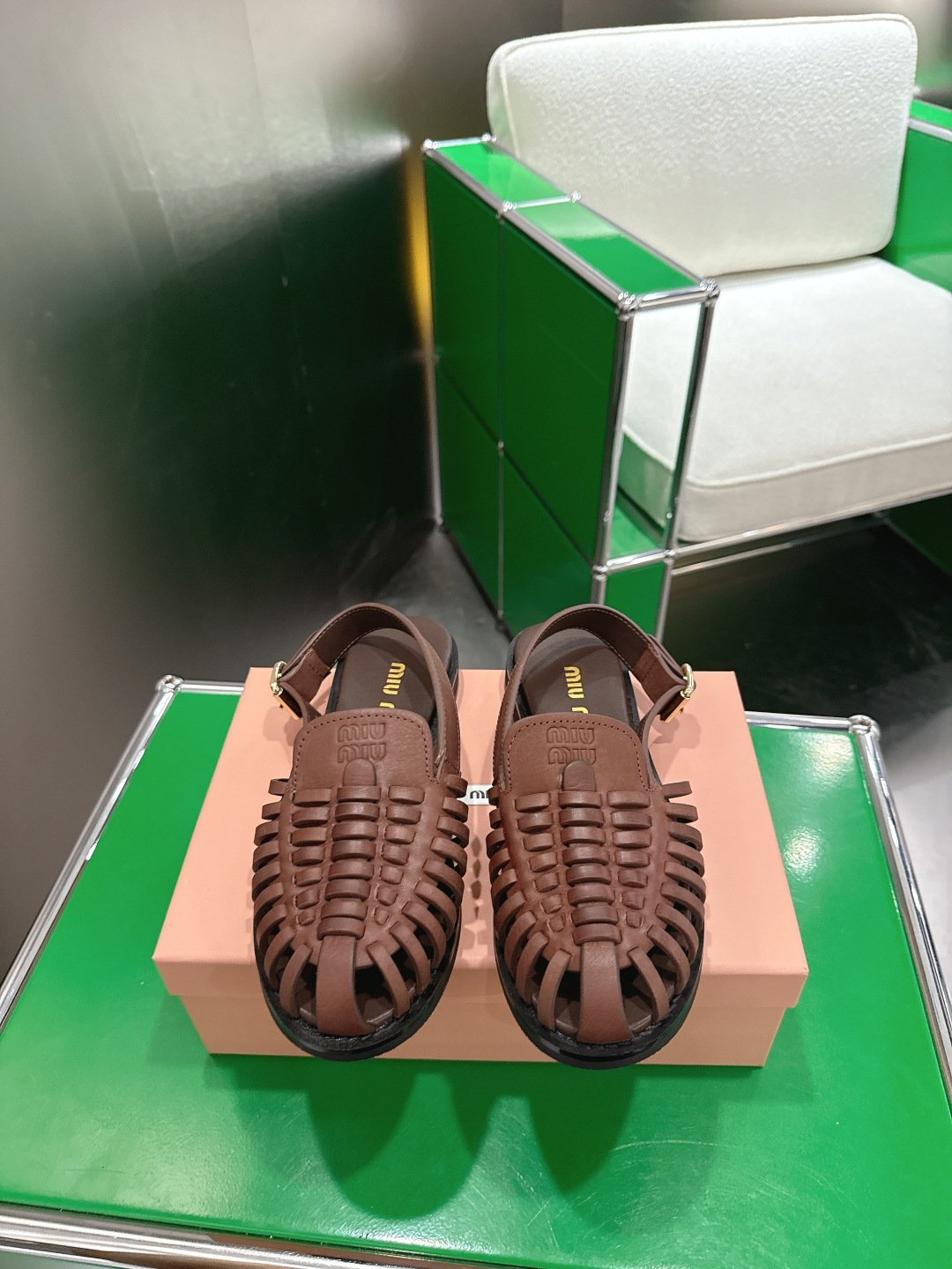 NO:781833,(k018) Miu Miu Miu Miu’s new back-sleeved Roman loafers. Miu Miu is so beautiful this season!  It looks great no matter how you wear it. The design is very retro and fashionable!  The upper is made of original imported cowhide, the lining is silk sheepskin, all leather edges are oil-edged, and the original molded rubber outsole. Size: 35-39 (40 is custom-made and non-returnable), sandals, miumiu, loafers, sandals, cowhide, sheepskin19860909（k018)Miu Miu 缪缪新款后空罗马乐福鞋 缪缪这一季这太美了吧！无敌搭配怎么穿都超级好看.设计很复古很时尚！ 鞋面采用原版进口牛皮,内里垫脚丝绸羊皮,皮边全部细节油边处理,原版开模橡胶大底. 尺码: 35-39(40为定做不退换),凉鞋,miumiu,loafers,sandals,cowhide,sheepskin,Women's Shoes