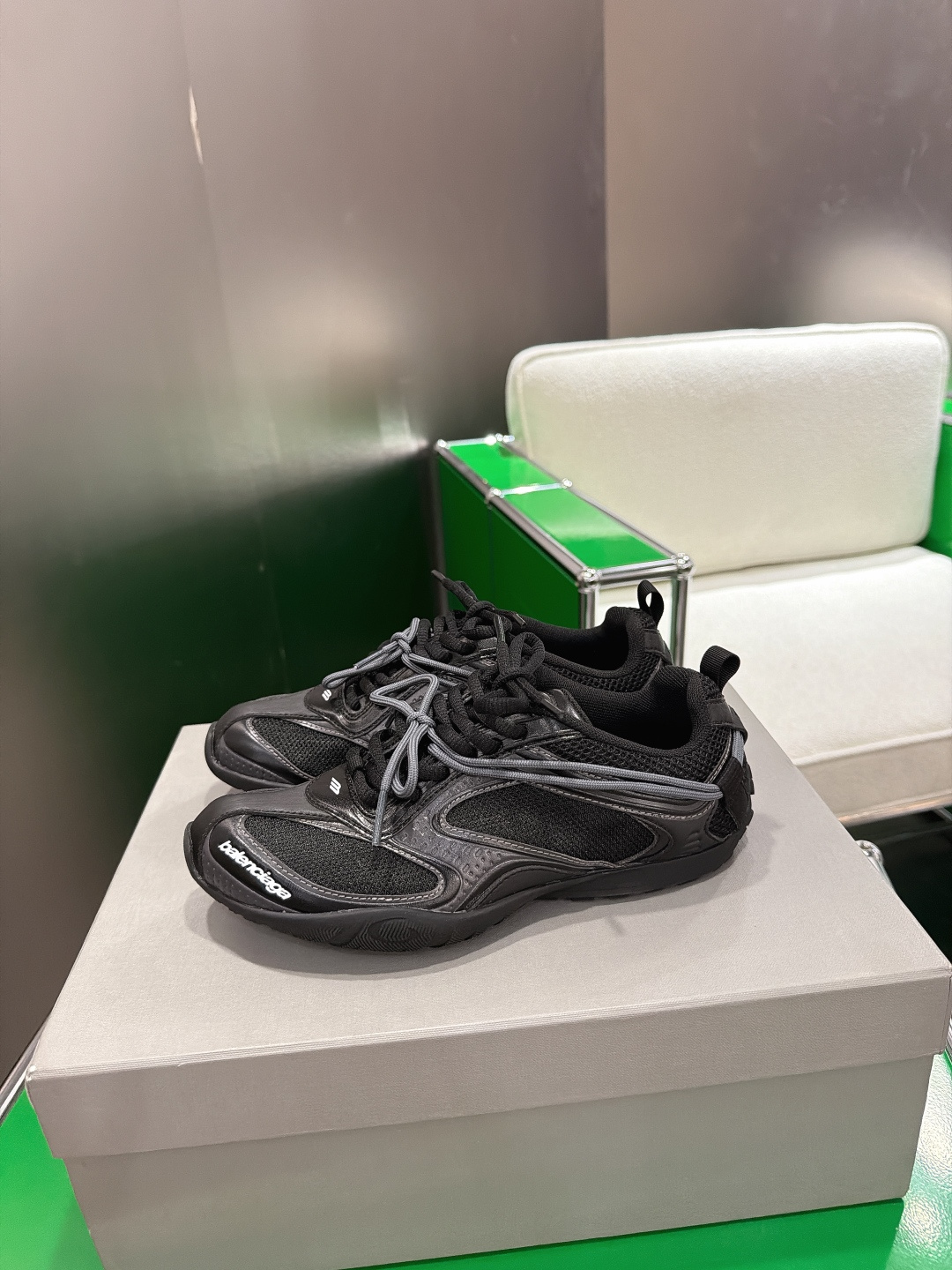 NO:781820,Balenciaga Radar series thin sole ultra-light casual sports shoes sneakers Balenciaga launches a new Radar sports shoe series, using retro sports aesthetics to reconstruct the future. The shoes are made of mesh and synthetic leather, with multi-color laces and iconic brand logos embellishment on the shoe body. From pink and purple contrasting colors to silver and blue gradients, the multi-colors are suitable for street styles, both recognizable and practical. Delivered in exquisite packaging. The fabric is original custom-made imported cowhide + mesh lining.  The inner lining is imported breathable mesh. The sole is made of original molded anti-slip rubber material. The sole thickness is 2CM. Size: 35-45, dad shoes, balenciaga, balenciaga, sneakers, cowhide.19860909Balenciaga巴黎世家Radar系列 薄底 超轻 休闲 运动鞋 球鞋  Balenciaga 推出全新Radar运动鞋系列,以复古运动美学重构未来感.鞋款采用网眼与合成革拼接,多色鞋带层次分明,标志性品牌标识点缀鞋身.从粉紫撞色到银蓝渐变,多色适配街头造型,兼具辨识度与实穿性 配送精美包装 面料原版定制进口牛皮+网里 内里进口透气网里 鞋底原版开模防滑橡胶材质 底厚2CM Size: 35-45,老爹鞋,balenciaga,balenciaga,sneakers,cowhide,Women's Shoes