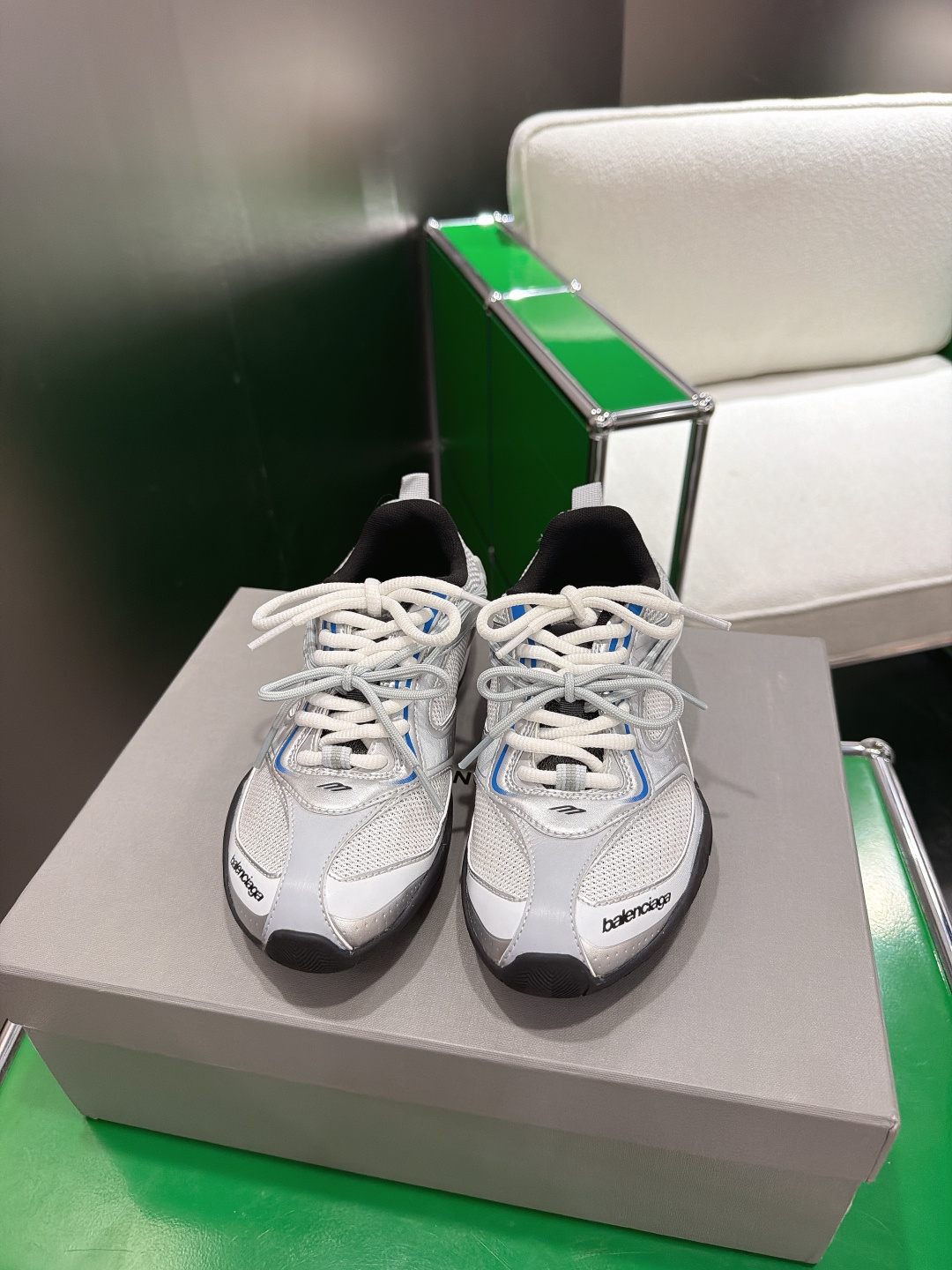 NO:781827,Balenciaga Radar series thin sole ultra-light casual sports shoes sneakers Balenciaga launches a new Radar sports shoe series, using retro sports aesthetics to reconstruct the sense of the future. The shoes are made of mesh and synthetic leather, with multi-color laces and iconic brand logos embellished on the shoe body. From pink and purple contrasting colors to silver and blue gradients, the multi-colors are suitable for street styles, both recognizable and practical. The fabric is original custom-made imported cowhide + mesh lining and imported breathable mesh lining.  The sole is made of original molded non-slip rubber material, sole thickness 2CM Size: 35-45, dad shoes, balenciaga, balenciaga, sneakers, cowhide19860909Balenciaga巴黎世家Radar系列 薄底 超轻 休闲 运动鞋 球鞋  Balenciaga 推出全新Radar运动鞋系列,以复古运动美学重构未来感.鞋款采用网眼与合成革拼接,多色鞋带层次分明,标志性品牌标识点缀鞋身.从粉紫撞色到银蓝渐变,多色适配街头造型,兼具辨识度与实穿性 面料原版定制进口牛皮+网里 内里进口透气网里 鞋底原版开模防滑橡胶材质 底厚2CM Size: 35-45,老爹鞋,balenciaga,balenciaga,sneakers,cowhide,Women's Shoes