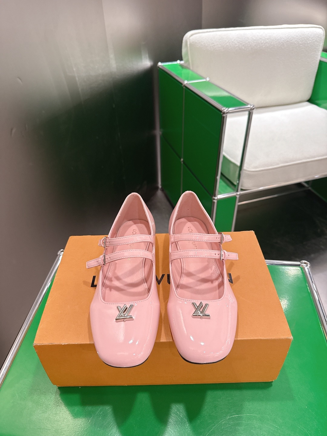 NO:781862,(k021) Louis Vuitton Louis Vuitton flat Mary Jane ballet shoes are made of bright patent cow leather, reflecting the retro trend aesthetic. The slim shoelaces are adjusted through buckles, and LV Twist decoration embellishes the upper. Brand element metal parts, adjustable buckle shoelaces, size 35-39 (40, 41 custom-made), ballet shoes, louis vuitton, louis vuitton, louis  vuitton,mary jane,cowhide19860909（k021)Louis Vuitton 路易威登 平底玛丽珍芭蕾鞋 取材莹亮漆面牛皮革,映现复古潮流美学.纤细鞋带通过搭扣调节,LV Twist 装饰点缀鞋面. 品牌元素金属件,可调节搭扣鞋带 码数35-39（40,41定做）,芭蕾舞鞋,louis vuitton,louis vuitton,louis vuitton,mary jane,cowhide,Women's Shoes