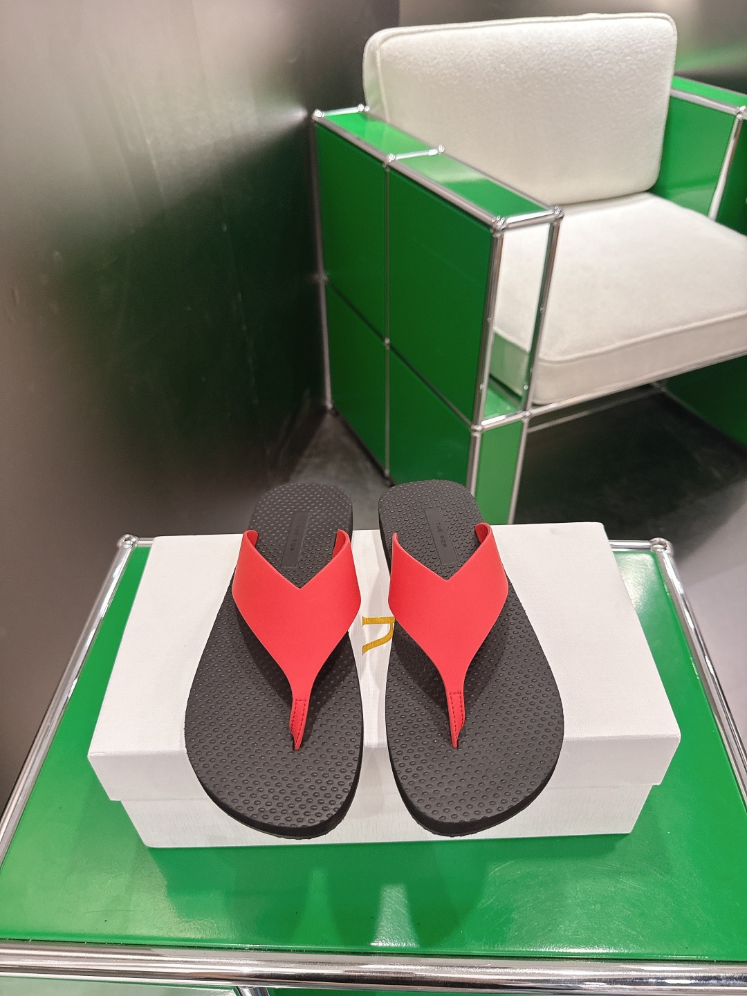 NO:781855,The row 2026aw's most popular item, flip-flops, a minimalist yet high-end pair, originally developed and produced, original customized cowhide, original molded outsole, size 35-45, split-toe shoes, cowhide19860909The row 2026aw 最火单品 人字拖 极简又高级的一双 原版开发制作 原版定制牛皮原版开模大底 码数35-45,分趾鞋,cowhide,Women's Shoes