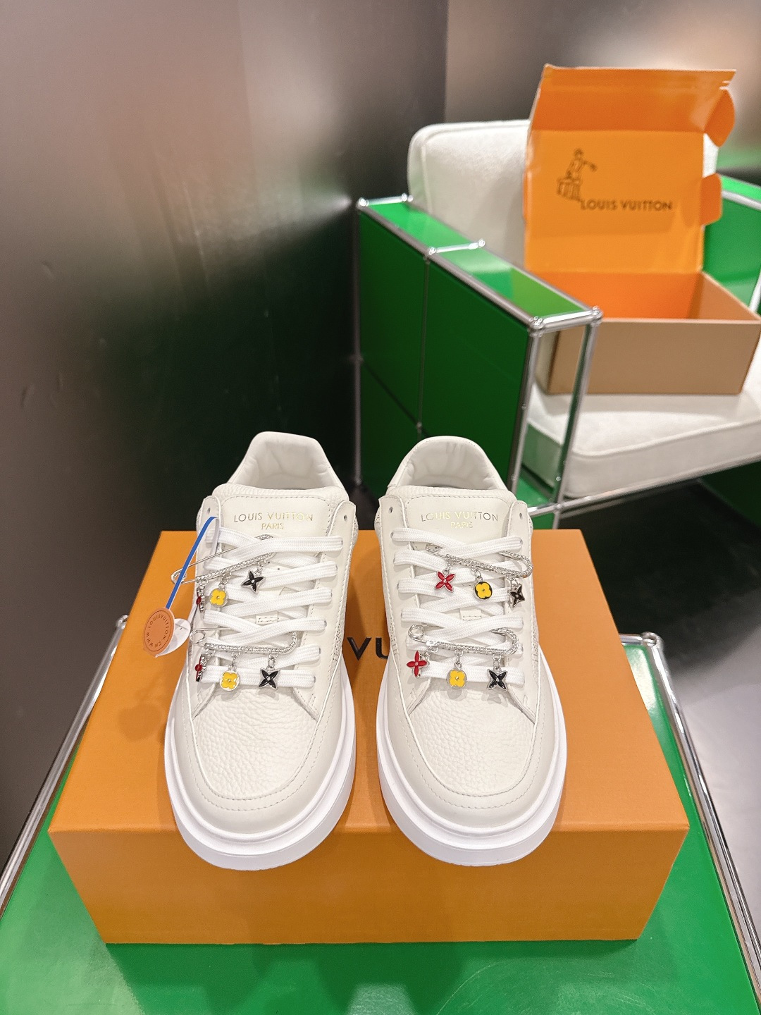 NO:782454,Accessories 60LV BEVERLY HILLS A literary-style white shoe with an eye-catching embossed look, the Beverly Hills sneakers tell a new interpretation in the gradient transformation of Louis Vuitton's classic Damier pattern. The grained calfskin embossed logo upper is paired with a solid and light white rubber outsole. The texture contrast is self-evident. The Monogram flower is dotted on one side and the brand logo is marked on the sole. The perfect combination of sports and trend.  Size 39-44 (45 is custom-made and non-refundable), casual shoes/sports shoes, louis vuitton, louis vuitton, sneakers, cowhide19860909配饰60LV BEVERLY HILLS浮雕颜值爆表的一款文艺风小白鞋 Beverly Hills运动鞋在路易威登经典Damier图案的渐染变换中讲述全新解读.粒面小牛皮浮雕logo鞋面搭配敦实而轻盈的白色橡胶外地,质感反差不言而喻Monogram花卉点翠一侧,品牌标识标记鞋底.运动与潮流的完美结合. 码数39-44（45定做不退换）,休闲鞋/运动鞋,louis vuitton,louis vuitton,sneakers,cowhide,Women's Shoes