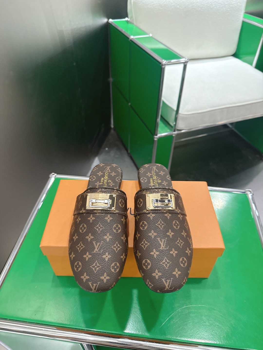 NO:783149,(k047) LV Louis Vuitton toe-toe shoes are a popular update, a lazy fashion style, made of LV exclusive materials and first-layer cowhide, with sheepskin lining, and the versatile comfort is perfect. The original outsole is a one-to-one mold, and the colors are divided into five colors, black, white, L, card, L pure white and pure black, code number 35-39 (40.41 custom-made), half drag, louis vuitton, louis vuitton, cowhide, sheepskin19860909（k047)LV 路易威登包头鞋 爆款更新,懒人时装款,采用LV专属材料与头层牛皮制造,内里羊皮,百搭款舒适度非常完美.大底原版一比一开模,颜色分为五色,黑L白L卡L纯白纯黑, 码数35-39（40.41定做）,半拖,louis vuitton,louis vuitton,cowhide,sheepskin,Women's Shoes