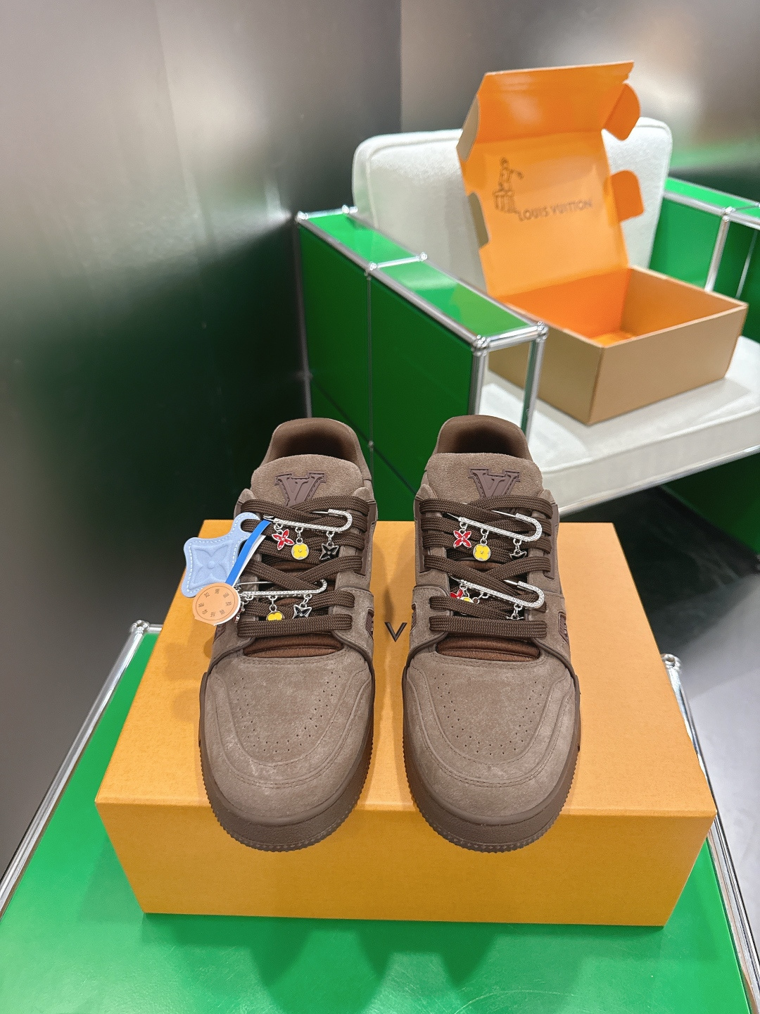 NO:783994,Accessories 60Louis Vuiton Louis Vuiton's new LV Trainer series sneakers and basketball shoes This LV Trainer sneaker continues the iconic configuration and is made of retro-textured suede cow leather to create a subtle aged effect. Monogram flower-decorated leather shoelaces form a sharp color contrast with the shoe body. Louis Vuitton's handwritten embroidery logo and #54 logo are decorated on the sides and back. The rubber outsole with vintage-textured suede cow leather logo elements is embellished with Monogram flowers.  Size 35-45, casual shoes/sports shoes, louis vuitton, louis vuitton, louis vuitton, sneakers, cowhide19860909配饰60Louis Vuiton 路易威登 新款 LV Trainer系列板鞋篮球鞋  本款 LV Trainer 运动鞋延续标志性构型,以复古质感绒面牛皮革营造微妙做旧视效.Monogram 花卉装饰栖身皮革鞋带,与鞋身形成鲜明的色彩对比.路易威登手写体刺绣标识和 #54 标识分饰侧面与后部. 复古质感绒面牛皮革标识元素橡胶外底点缀 Monogram 花卉 码数35-45,休闲鞋/运动鞋,louis vuitton,louis vuitton,louis vuitton,sneakers,cowhide,Women's Shoes