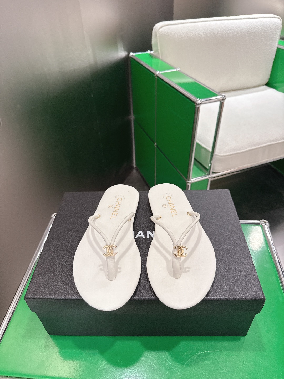 NO:784840,(k033) Chanel 26ss Chanel flip-up sandals are a popular choice for light luxury wear in summer. The exquisiteness of advanced customization is integrated into daily shoes. This sandal continues the brand's 'low-key luxury' design language and is suitable for various scenarios such as beach vacations and daily commuting. The upper is made of lambskin or metallic leather, with a delicate and soft texture. The logo on the flip-flop and the insole are embossed with hot stamping words, which are highly recognizable and have exquisite details.  Flat-soled design makes the upper foot comfortable and not tiring, suitable for long-term walking. size35-41 (40 customized, non-returnable), split-toe shoes, chanel, chanel, sandals, sheepskin19860909（k033)Chanel 香奈儿 26ss香奈儿夹脚凉鞋  夏季轻奢穿搭的热门的选择 高级定制的精致感融入日常鞋履 这款凉拖延续了品牌“低调奢华”的设计语言,适合海边度假、日常通勤等多种场景. 鞋面小羊皮或金属感皮革,质感细腻柔软. 夹脚处 Logo,鞋垫压印烫金字样,辨识度极高,细节精致. 平底设计,上脚舒适不累脚,适合长时间行走. size35-41 (40 定做不退换),分趾鞋,chanel,chanel,sandals,sheepskin,Women's Shoes