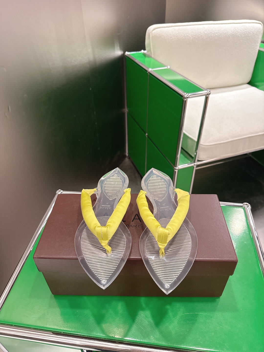 NO:784845,(k063) ALAIA ALAIA niche 2026 vs spring and summer fashion sandals pointy toe thong sandals. Exquisite and elegant, but also fashionable. Comfortable on the feet... Fabric original customized silk cloth Lining original customized silk cloth Foot pads original open mold TPU one-piece molding Outsole original open mold TPU one-piece molding Size 35-39 Heel height 2.5cm, split-toe shoes, alaia, sandals, real silk19860909(k063)ALAIA 阿莱娅小众2026vs春夏时装凉鞋尖头夹趾凉拖 精致优雅的同时,还具有时髦感.上脚舒适… 面料原版定制真丝布 内里原版定制真丝布 垫脚原版开模TPU一体成型 大底原版开模TPU一体成型 码数35-39 跟高2.5cm,分趾鞋,alaia,sandals,real silk,Women's Shoes