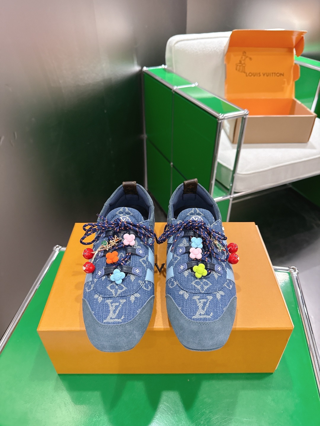 NO:785385,Accessories Louis Vuitton Sneakerina series ballet shoes, flat casual shoes, LV Sneakerina ballet sneakers are made of metallic cracked sheep leather with soft tonal trimming, full of youthful atmosphere. Smart LV logo is embellished on the side, and the double-layer laces show the Monogram floral pattern. Sacchetto construction creates a light wearing experience and is flexible and free in every step. Cow leather/sheep leather, laces Louis Vuitton elements Sacchetto process injection molding  TPU outsole, size 35-39 (40 customized), casual shoes/sports shoes, louis vuitton, louis vuitton, louis vuitton, flats, sneakers, cowhide, sheepskin19860909配饰 Louis Vuitton Sneakerina系列芭蕾舞鞋 平底鞋休闲鞋  LV Sneakerina 芭蕾运动鞋撷取金属质感裂纹羊皮革搭配柔和色调饰边,洋溢青春气息.侧边缀饰灵动 LV 标识,双层鞋带绽现 Monogram 花卉图案.Sacchetto 构型打造轻盈穿着体验,步履间柔韧自如. 牛皮革/羊皮革,鞋带路易威登元素Sacchetto 工艺注塑 TPU 外底 码数35-39（40定做）,休闲鞋/运动鞋,louis vuitton,louis vuitton,louis vuitton,flats,sneakers,cowhide,sheepskin,Women's Shoes